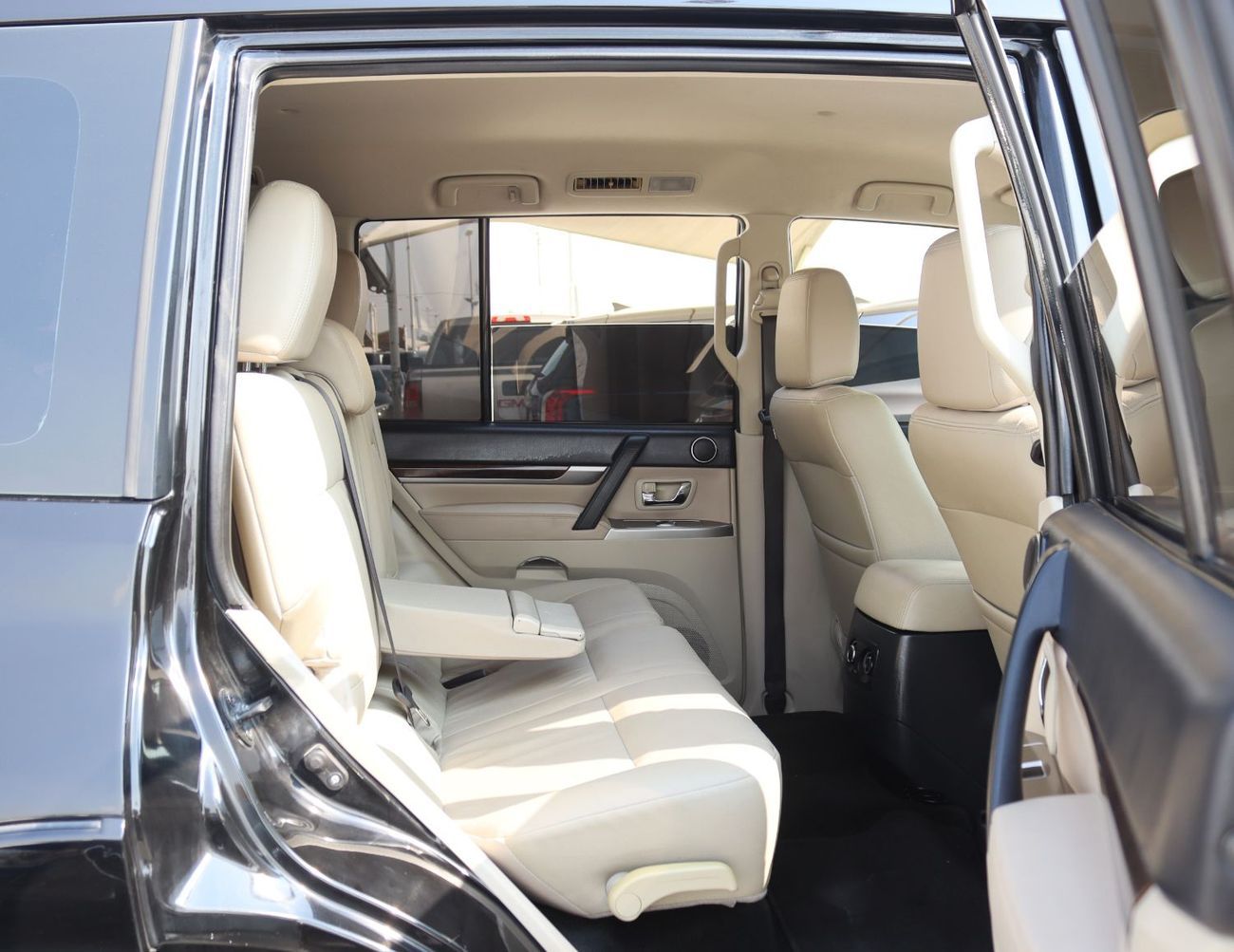 Mitsubishi Pajero GLS 3.8L Mitsubishi Pajero 2020 -GCC- Accident-free -7seats - 3.8L-V6 - KM 92000 - In excellent cond