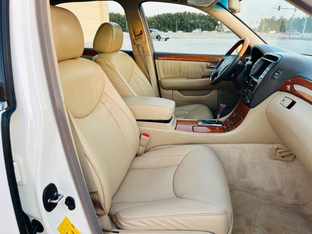 لكزس LS 430 موديل 2004 حاله ممتازه من الداخل والخارج فتحه وجلد ومثبت سرعه وتحكم كهربي كانل ونظام صوت ممتاز وكامي