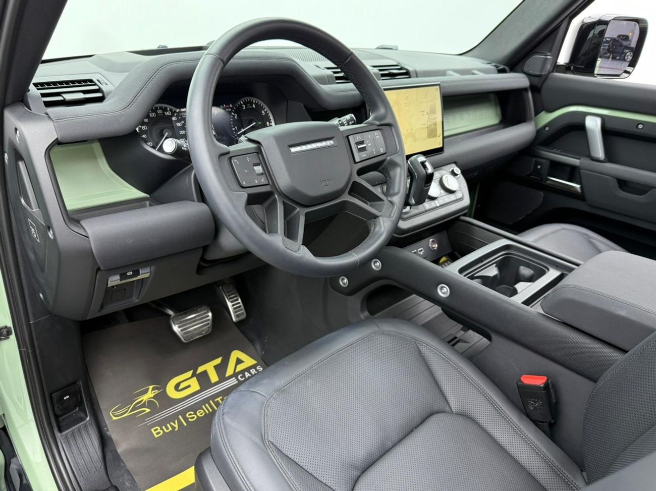 لاند روفر ديفندر 2023 Land Rover Defender P400 110 75th Anniversary, 2028 LR Warranty + Service Pack, Low Km, GCC