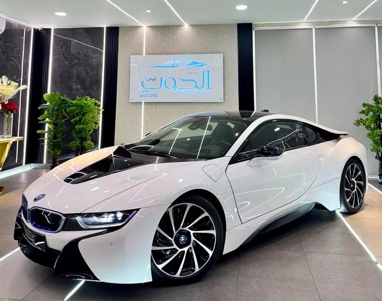 بي أم دبليو i8 STD LUXURY || GCC I| TOP RANGE I| FUTURISTIC DESIGN || CONDITION || LOW MILEAGE
