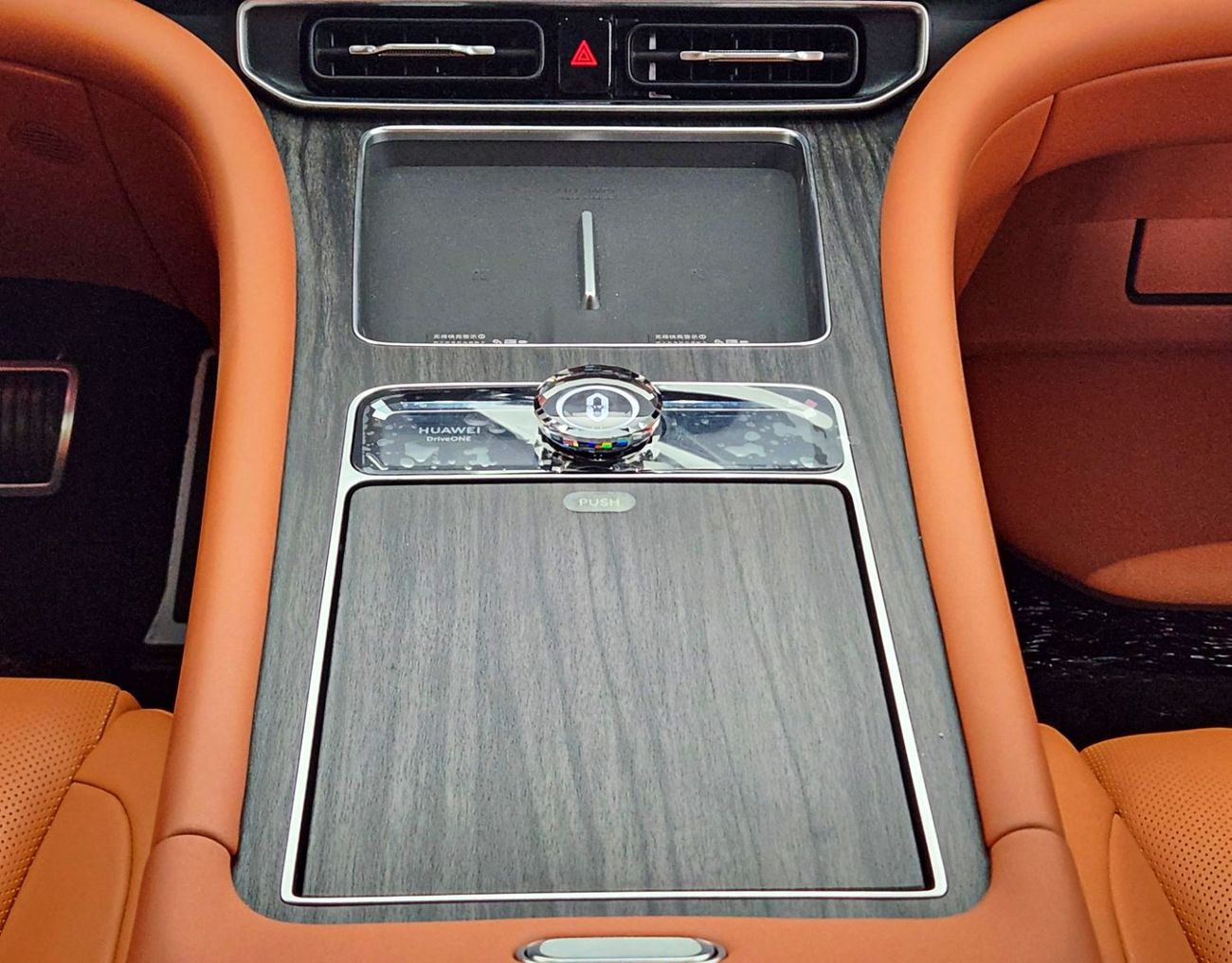 Aito 9 Full option - 0-100 in 4.3 seconds - 523 horsepower - 150 kilometer charging range in 5 minutes (fas