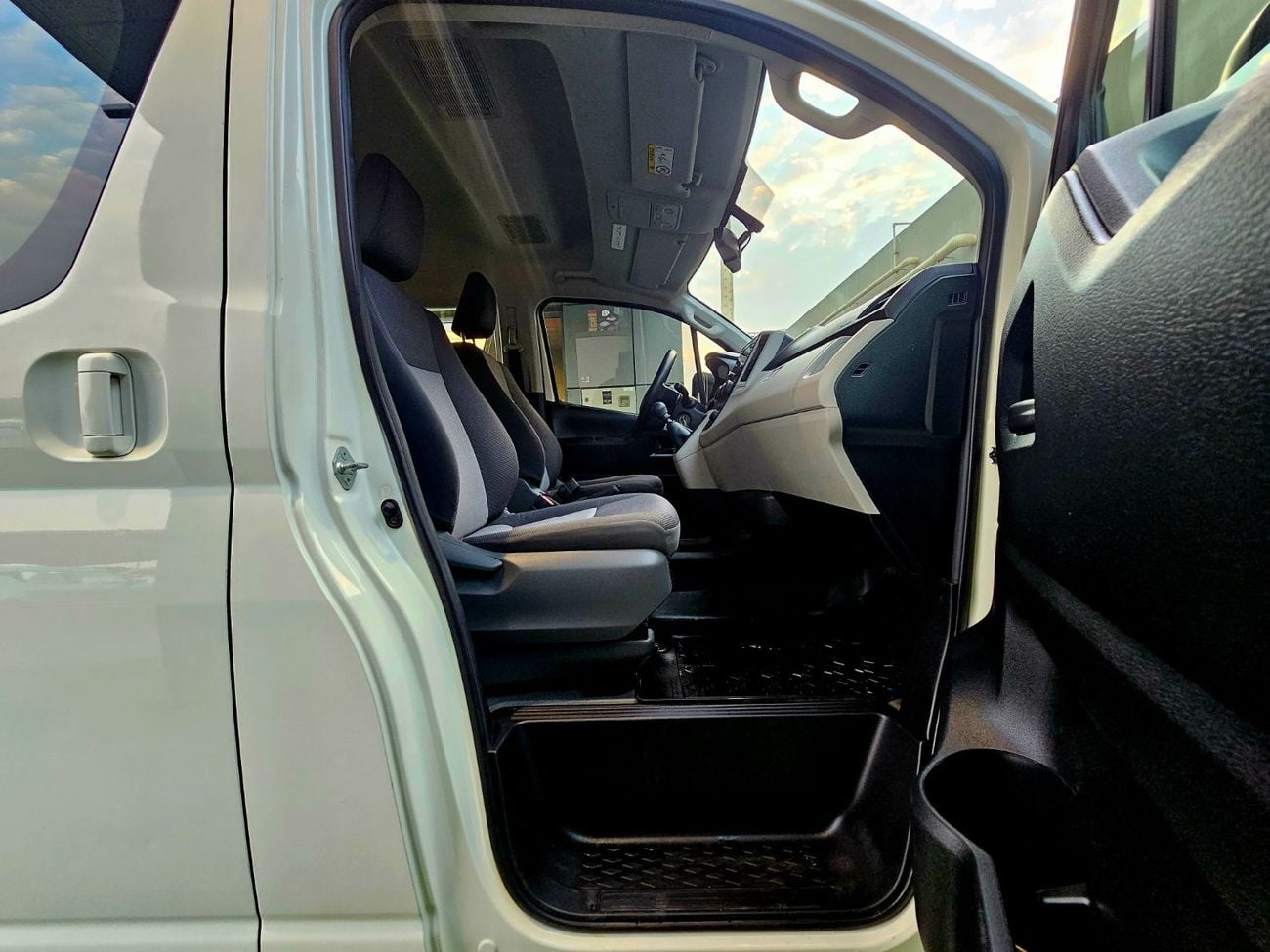 Toyota Hiace GL PASSENGER/ PATROL MANUAL/ 3.5 V6/ LOW MILEAGE