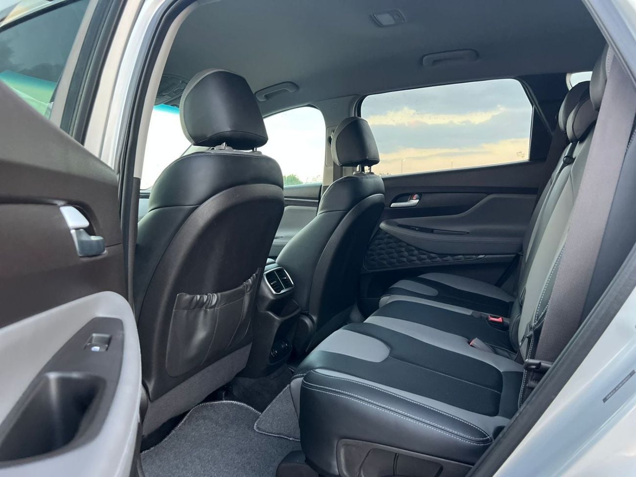Hyundai Santa Fe STD (NON GCC) 2019 Hyndai Santafe MidOption+ - 2.4L V4 - 4x4 AWD - Rear Camera - Leather Seat  5