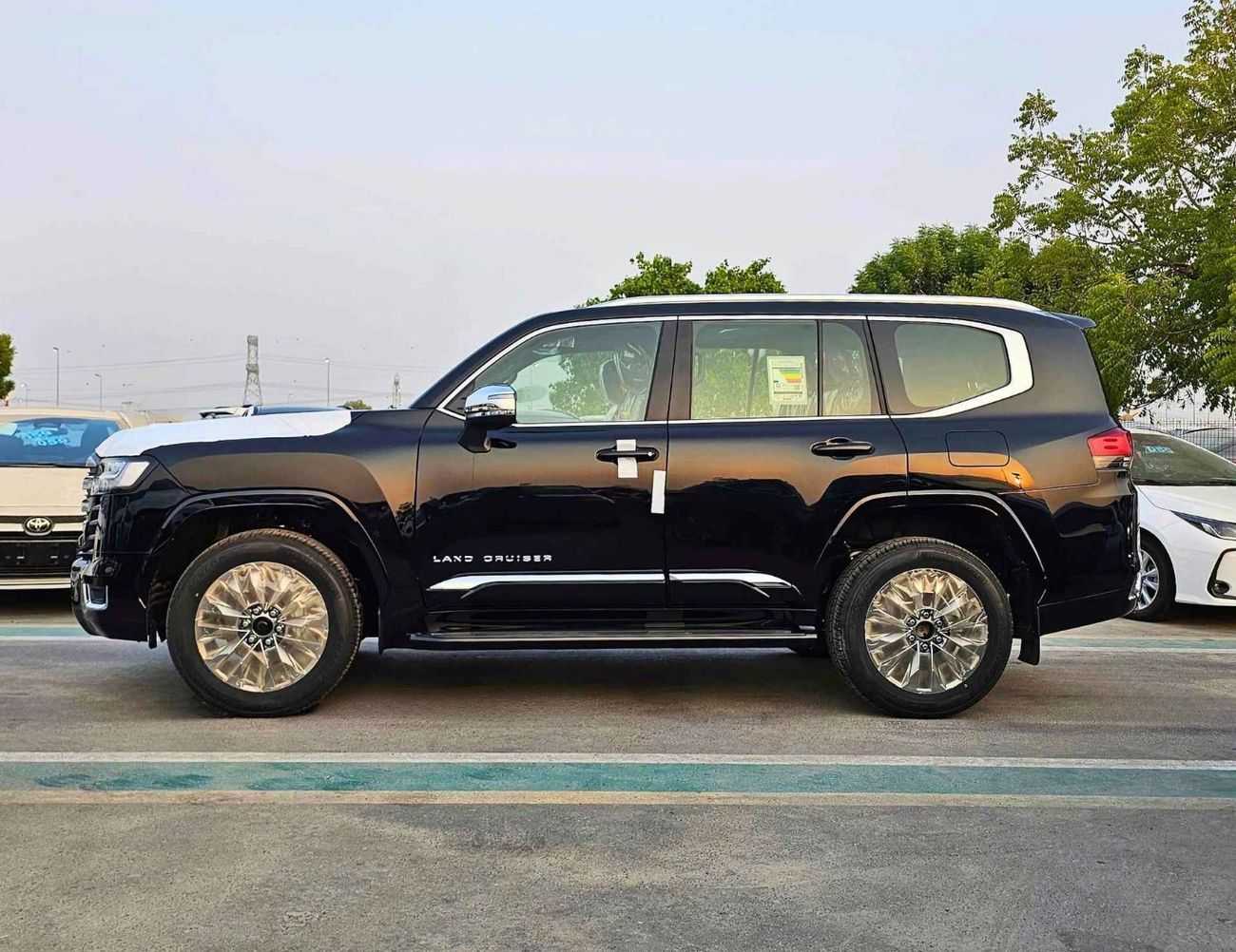 تويوتا لاند كروزر VX LC300/4.0L PETROL/RADAR/MEMORY SEATS/BIG DVD/JBL SPEAKERS/SUNROOF/FULL OPTION (CODE#LC4VXH)