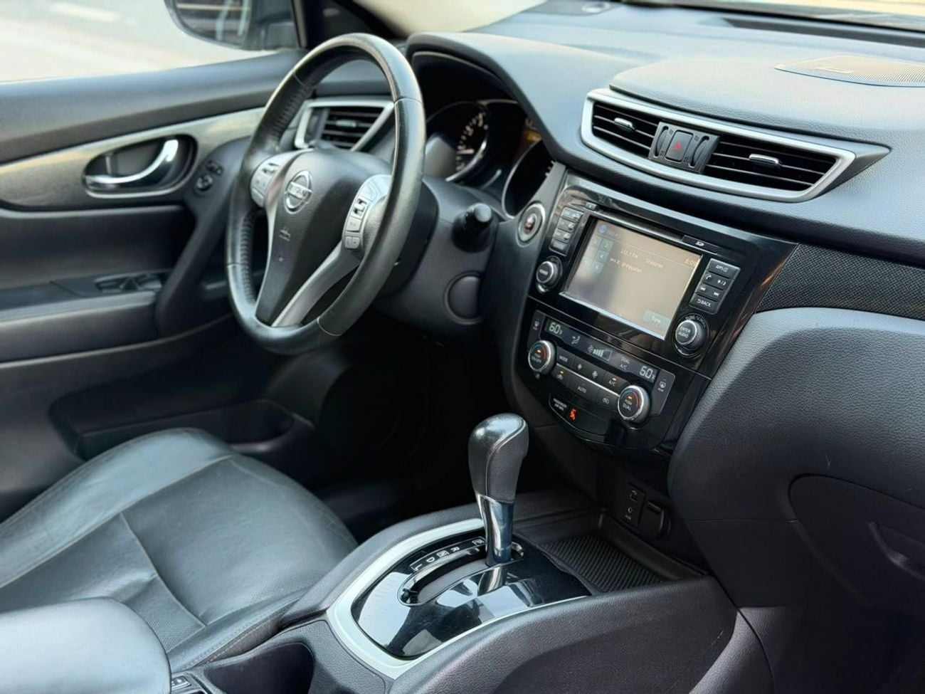 نيسان روج SV (NON GCC) SL / V4 2.5L / PANORAMIC SUNROOF /360 CAMERA / BIG SCREEN / 4X4 / RIMS / IN PERFECT CON