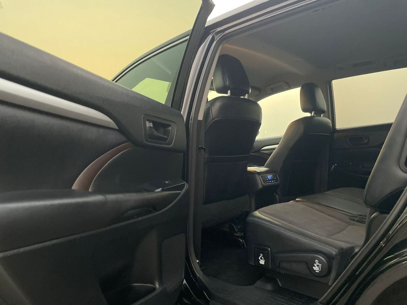 Toyota Highlander LE (NON GCC) 2017 Toyota Highlander MidOption - 3.5L V6 - 4x4 AWD - Full 7 Seater - Trunk Auto