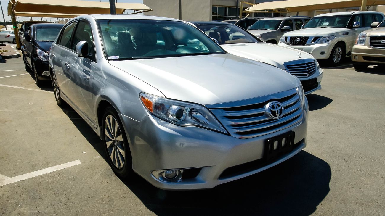 Used Toyota Avalon 2012 for sale in Sharjah 56489