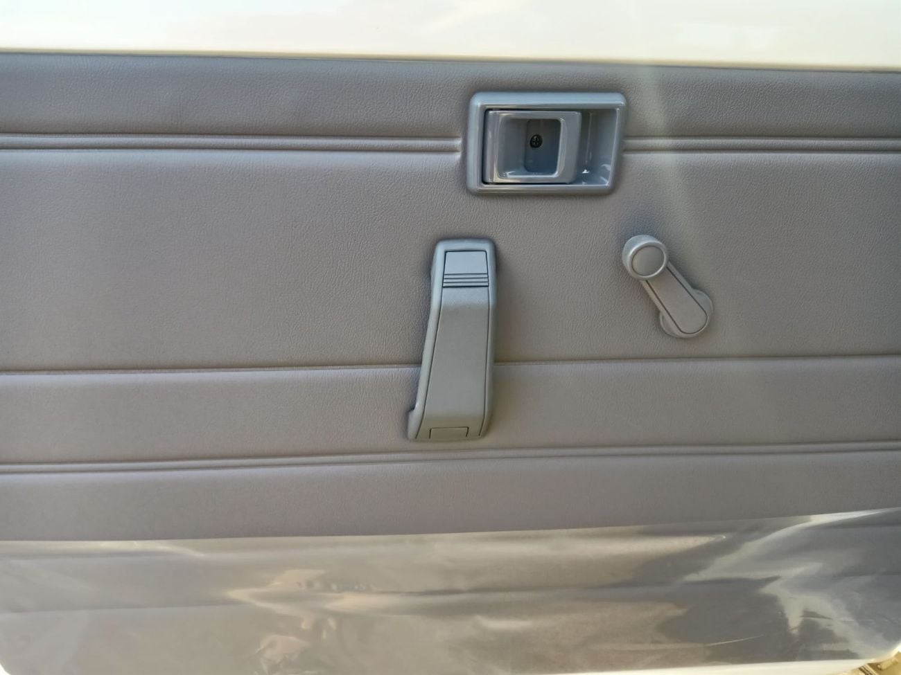 تويوتا لاند كروزر بيك آب  Diesel 4.2L 6V M/T 4*4 basic white color 2025 With No Restrictions