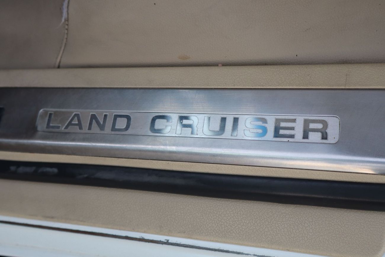 Toyota Land Cruiser VXR 5.7L 4WD