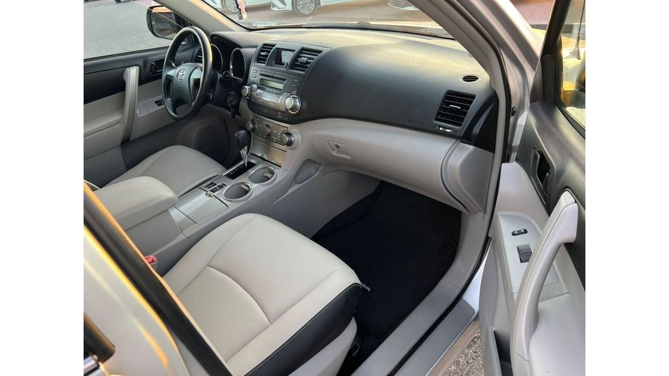 Toyota Highlander 2012 TOYOTA HIGHLANDER 4 CYLINDER - 2.7L I-4 DOHC, VVT, 187HP  7 SEATER LEATHER SEATS