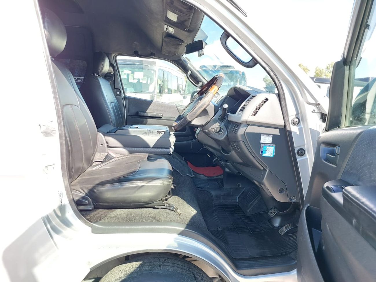 Toyota Hiace TOYOTA HIACE VAN RHD 2011 MODEL 3.0 L DIESEL AUTOMATIC(PM010795)