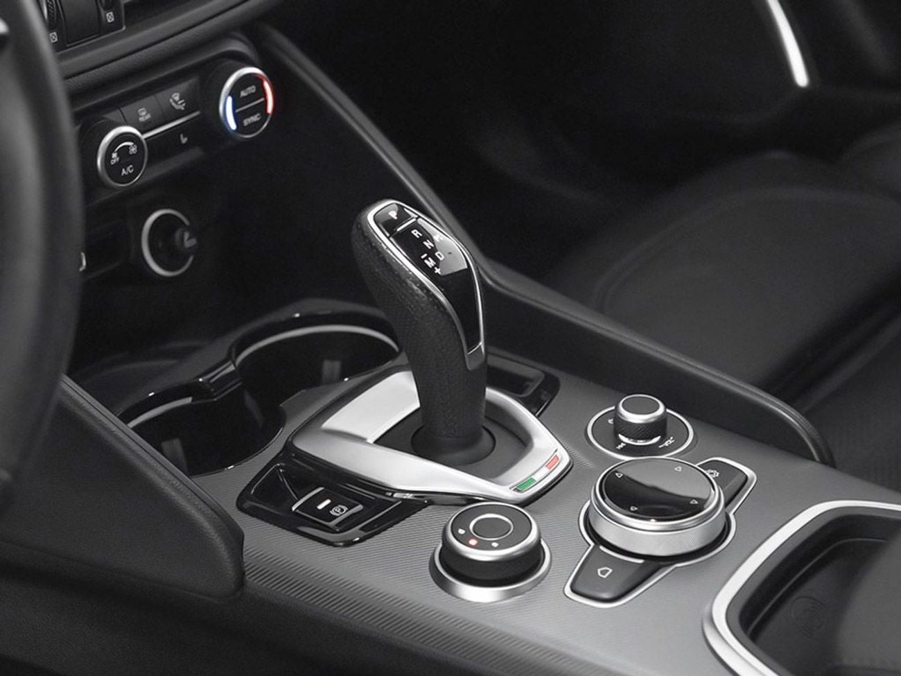 ألفا روميو جوليا Veloce 2.0L RWD