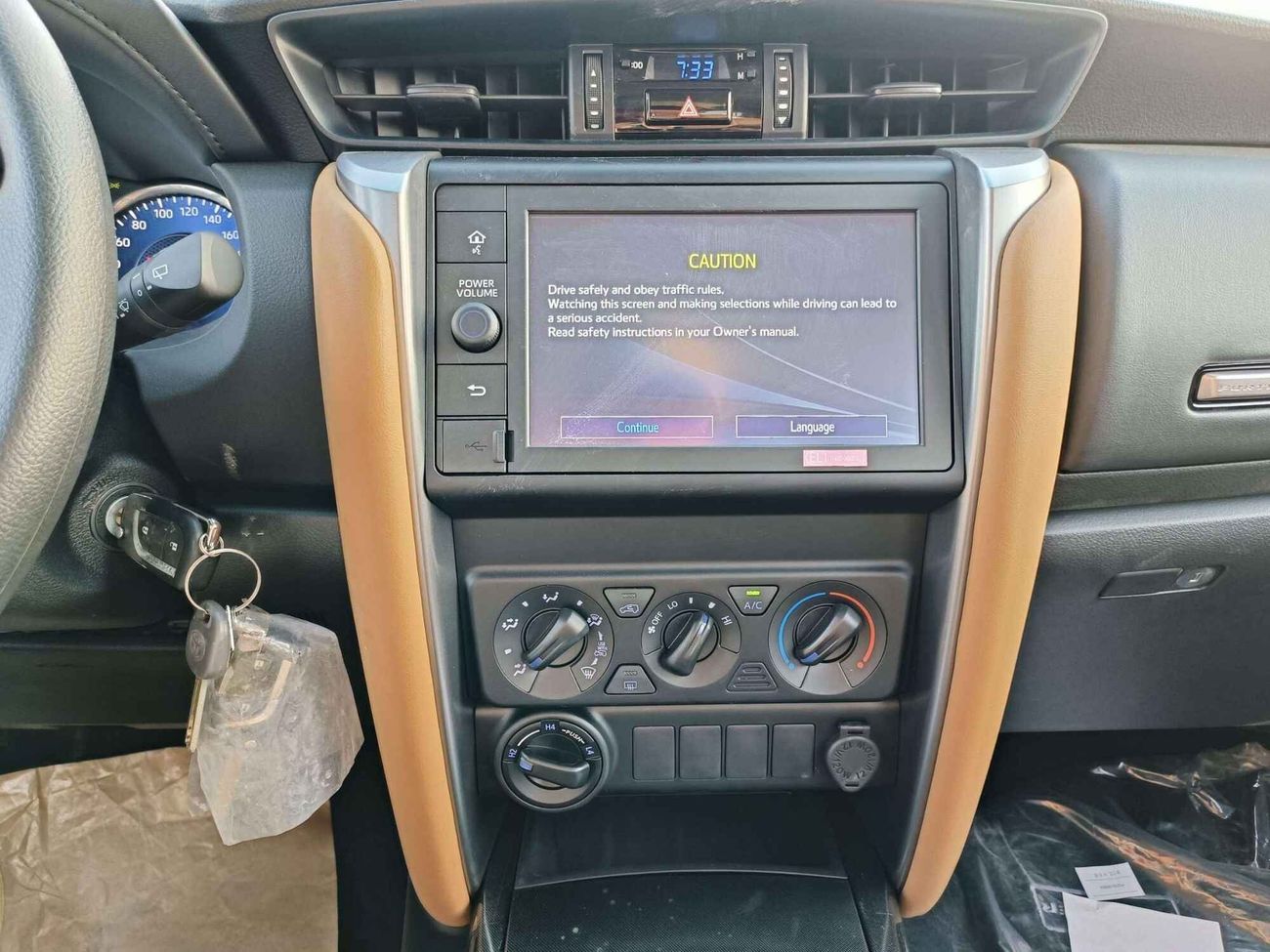 Toyota Fortuner DIESEL, 2.4L V4 / SC 8 AUDIO DISPLAY / MANUAL A.C / "17" STEEL WHEELS / 4X4 (CODE # FD24B)