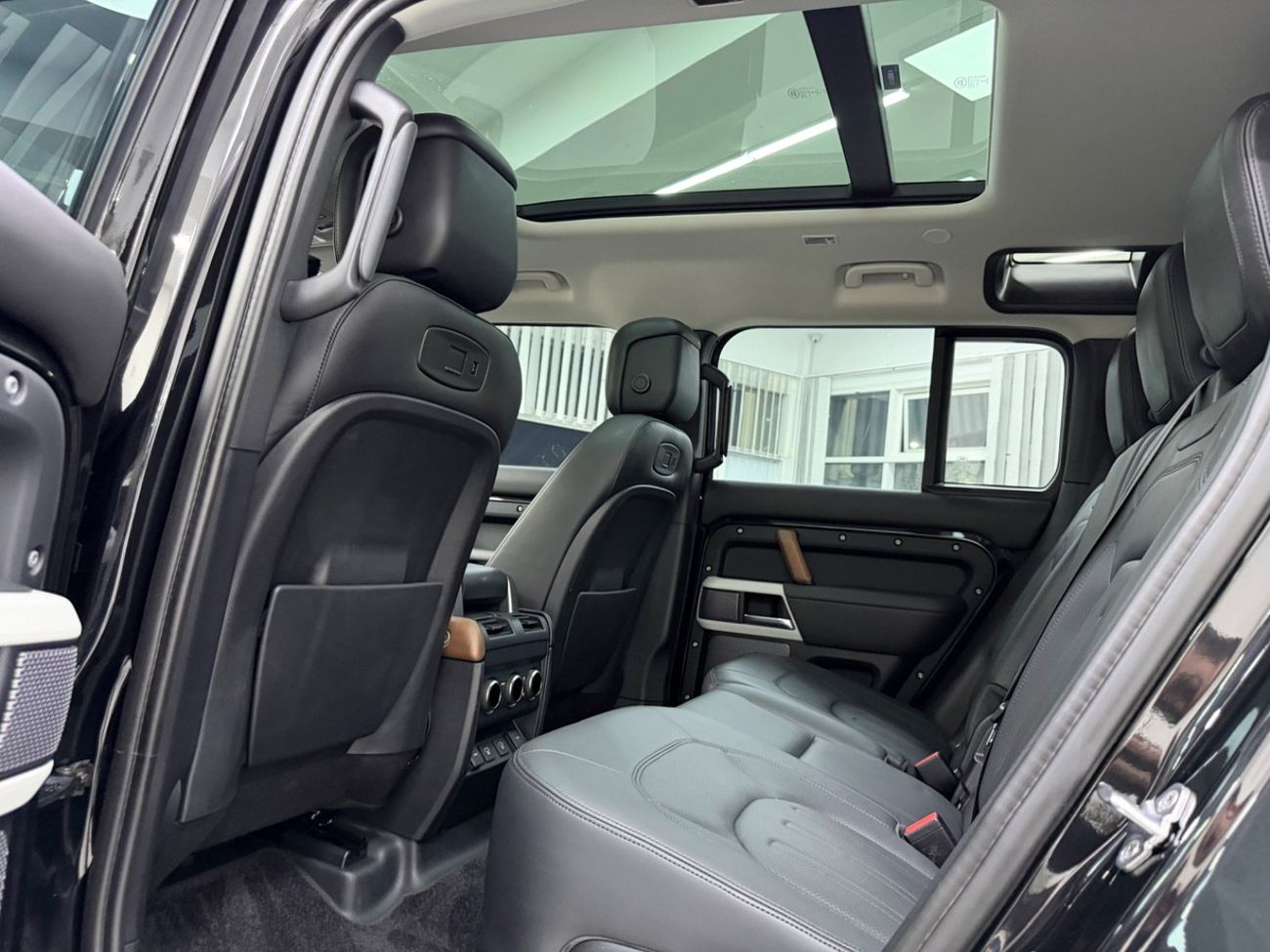 لاند روفر ديفندر P400 110 HSE 3.0L (5 Seater)