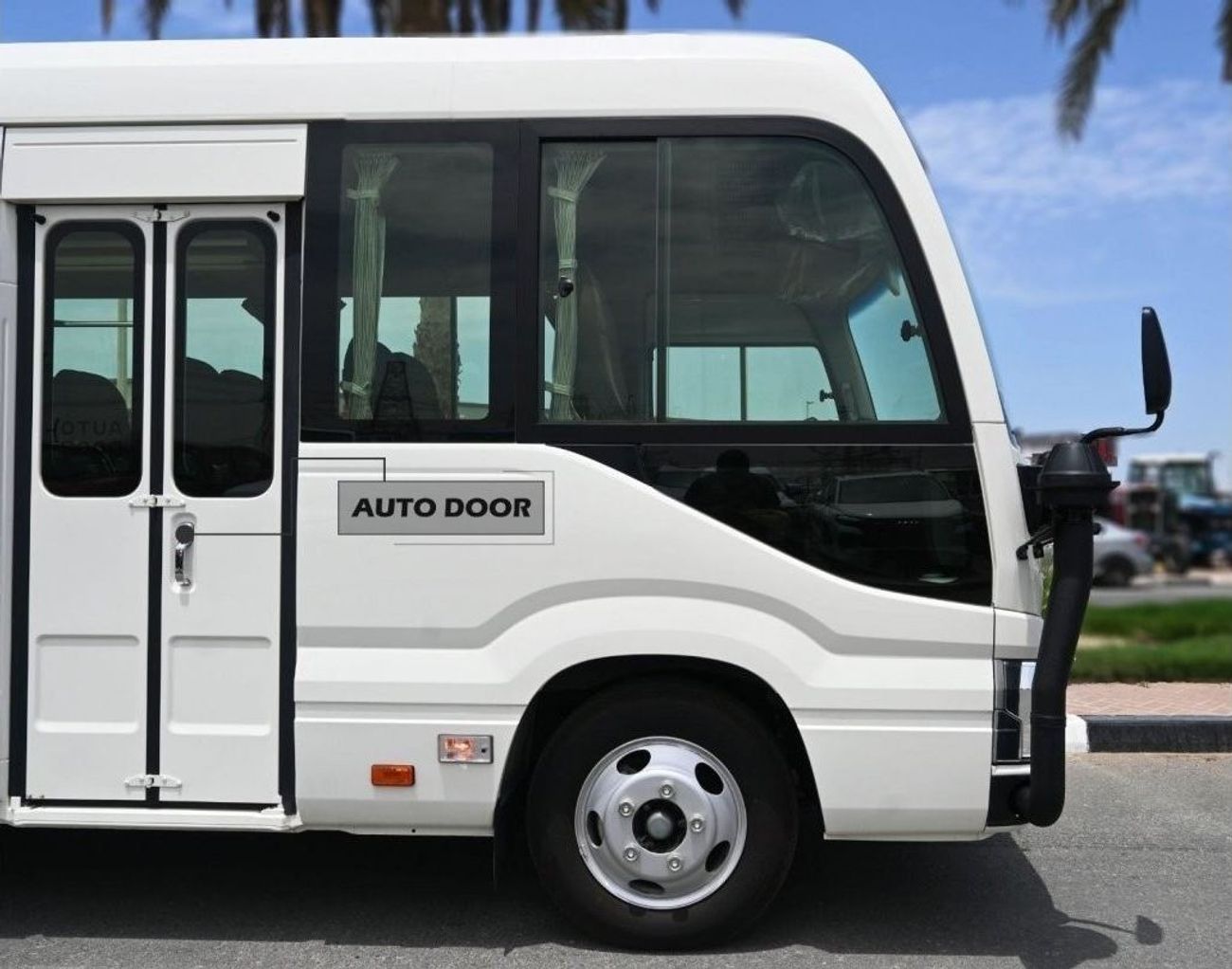 تويوتا كوستر موديل 2023 ديزل 4.2 لتر 22 مقعدا ثلاجة دليل النقل أبيض بالخارج أسود من الداخل