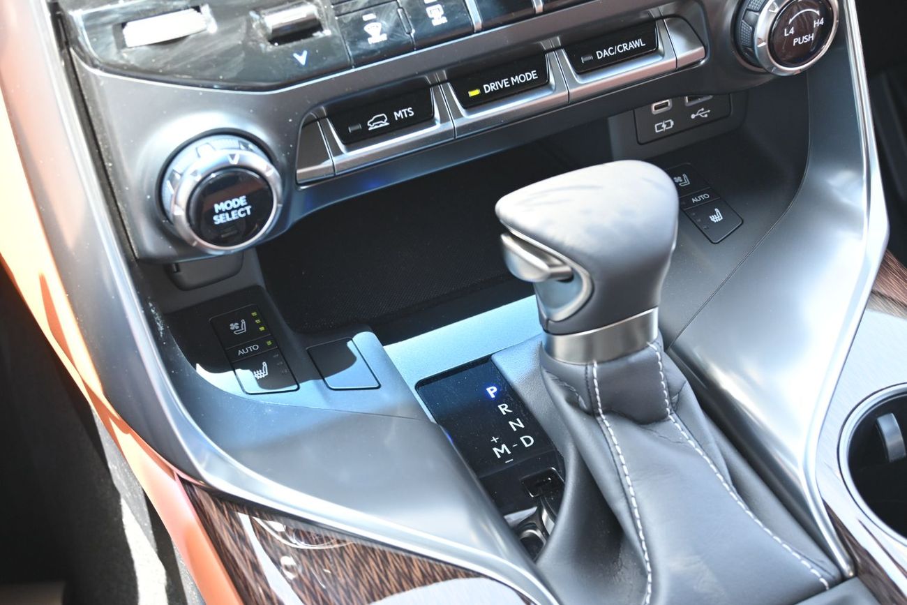 Lexus LX 600 VIP 3.5L Lexus LX600 VIP, 3.5L Twin-Turbo V6, Petrol