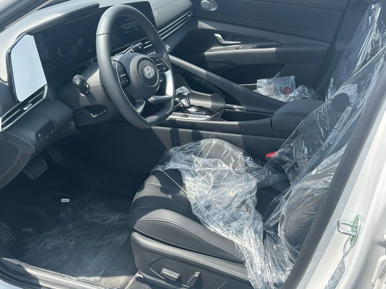 Hyundai Elantra 1.5 LUXURY PREMIUM , BIG SCREEN, SEAT HEATING, ELECTRIC SEAT, LEATHER SEAT, FULL OPTION,MODEL 2025