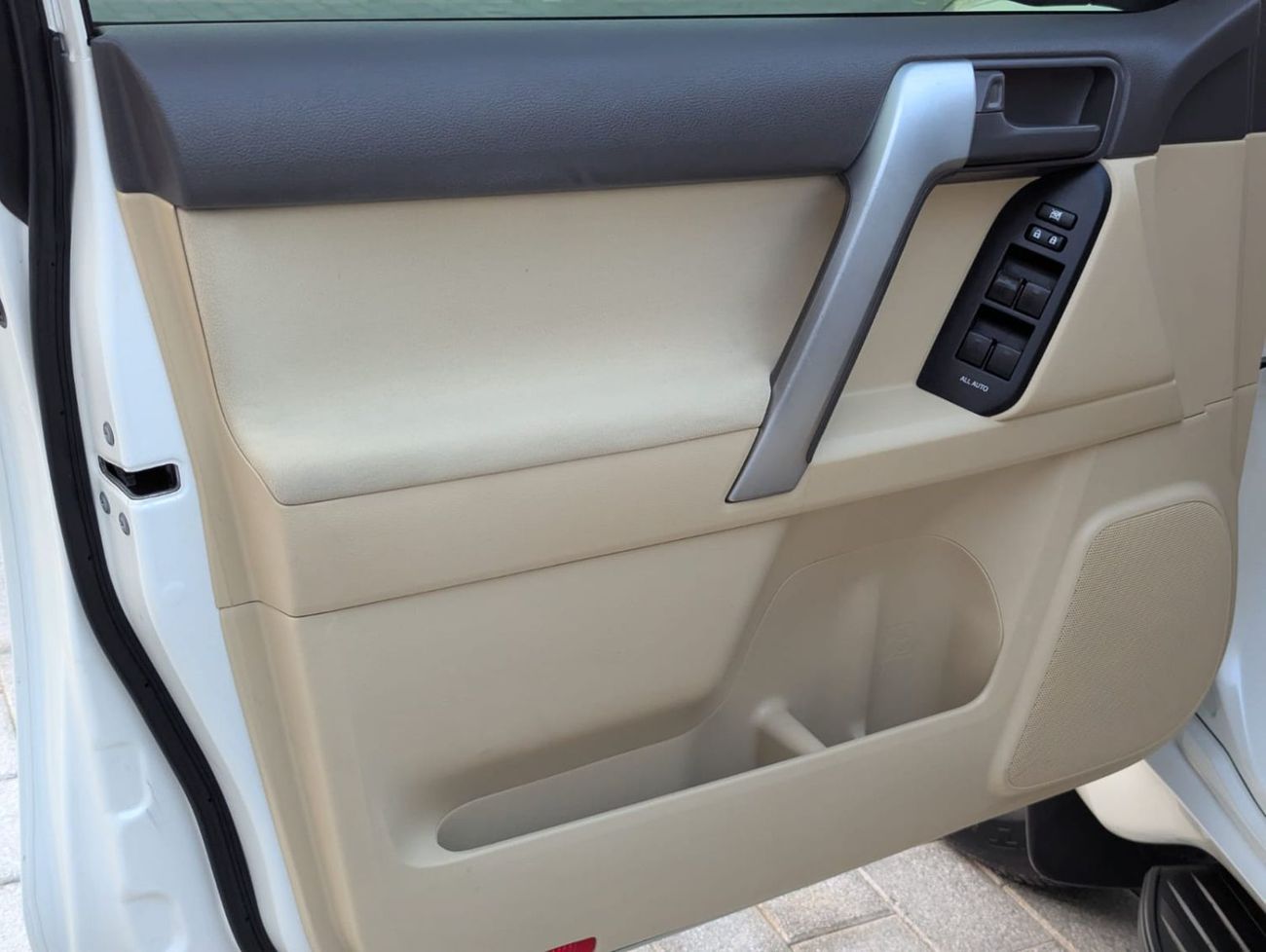 تويوتا برادو Toyota Prado 2016 white LHD 4-cylinder 2.7L Gcc specs