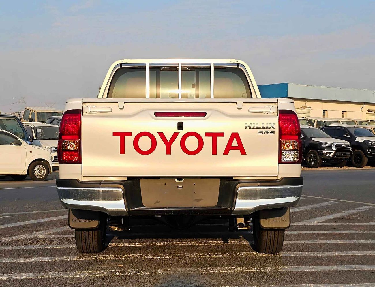 Toyota Hilux SR5 NARROW BODY / FULL OPTION / M/T /  2.7L V4 PETROL / DVD CAMERA / WOOD TRIM (CODE # 69039)