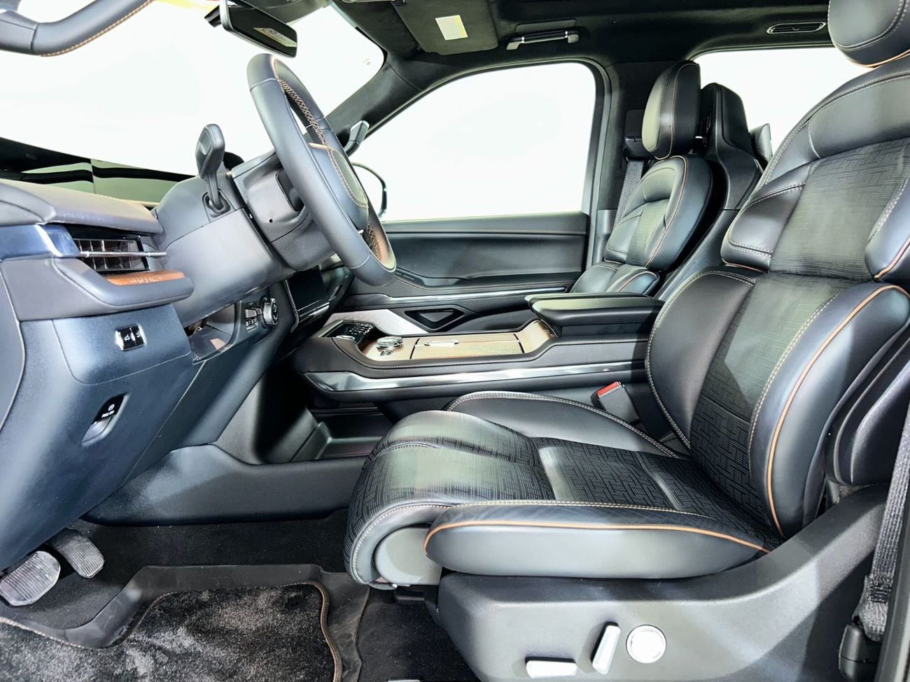 Lincoln Navigator PRESIDENTIAL N1925 / FREE INSURANCE + REGISTRATION / AL TAYER MOTORS AL QOUZ SHOWROOM
