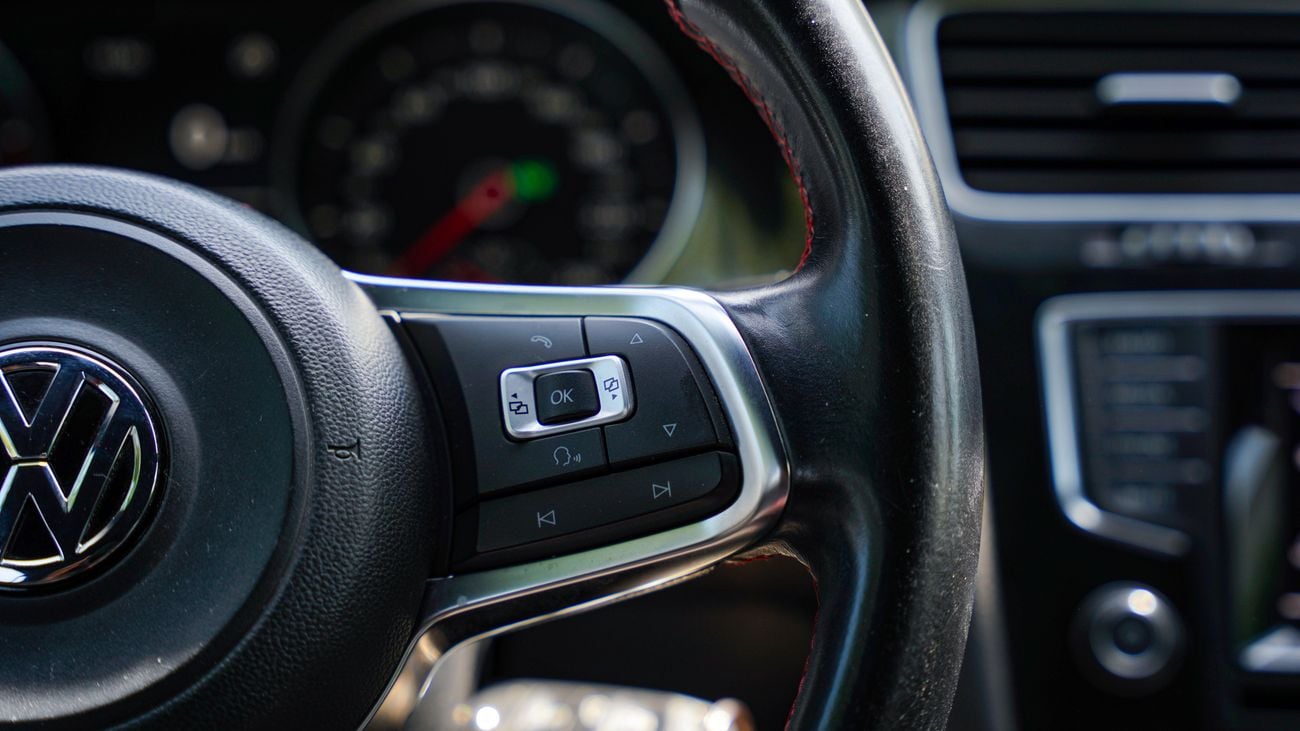 Volkswagen Golf GTI P1 2.0L (220 HP)