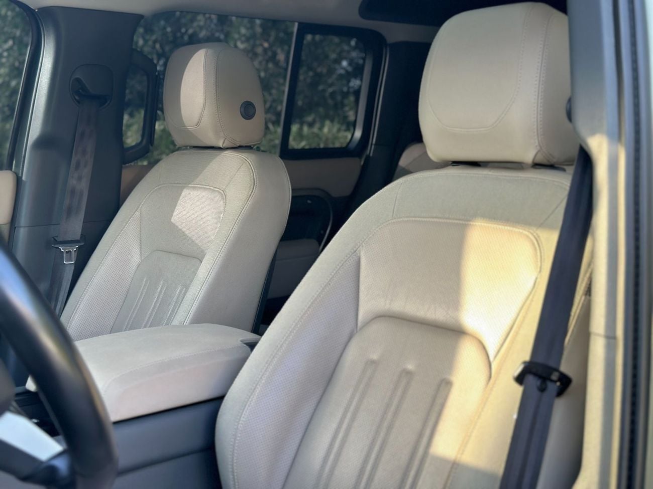 Land Rover Defender  ( Amazing Condition )