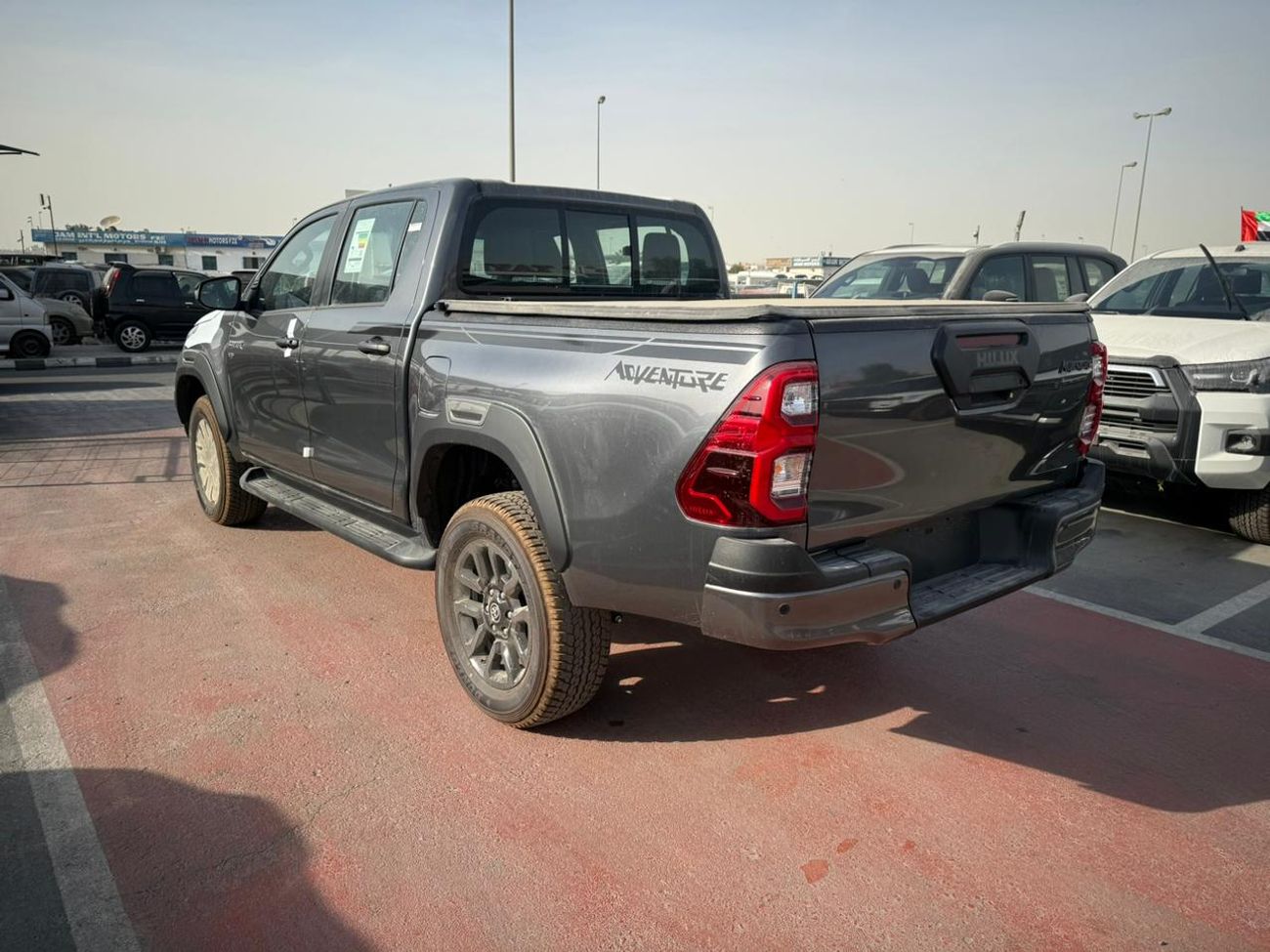 تويوتا هيلوكس with compressor, wireless charger, trunk shutter