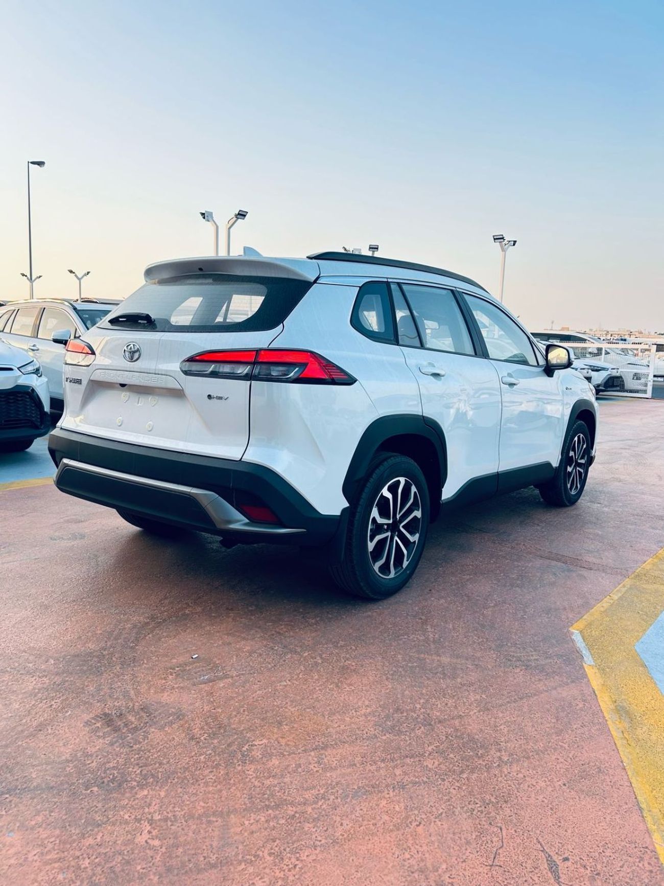 تويوتا فرونتلاندر Fully Loaded - Leather seats with 2 ton colors - Electrical Driver Seat - 5 seaters - LED lights ( F