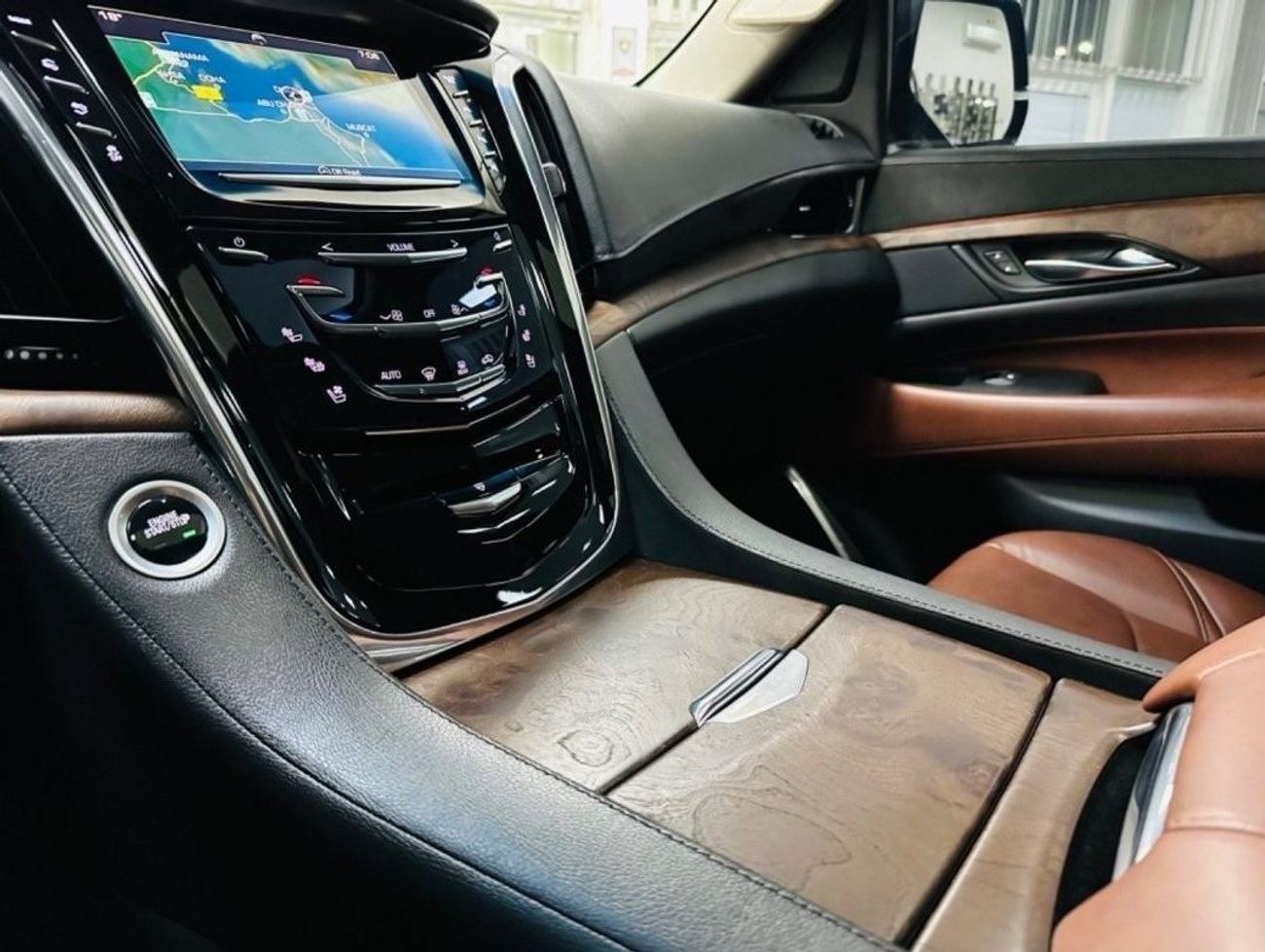 Cadillac Escalade Premium Luxury GCC .. Original Paint .. FSH .. Perfect Condition .. 6,2L