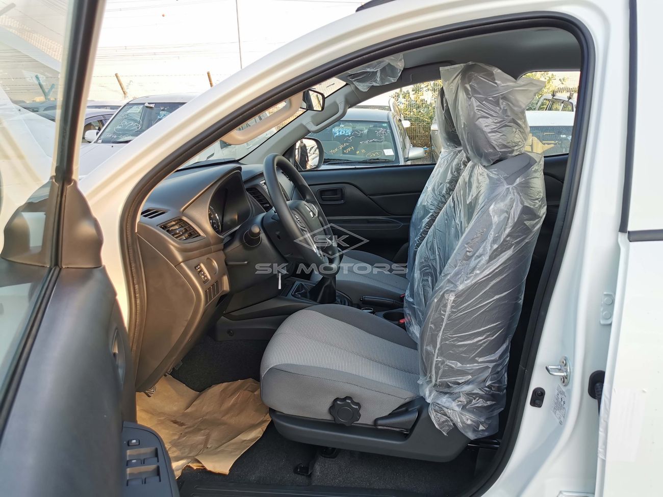 Mitsubishi L200 GLX, 2.4L Diesel, M/T, 4WD, CD Player, Front A/C, (Code # MLP07)