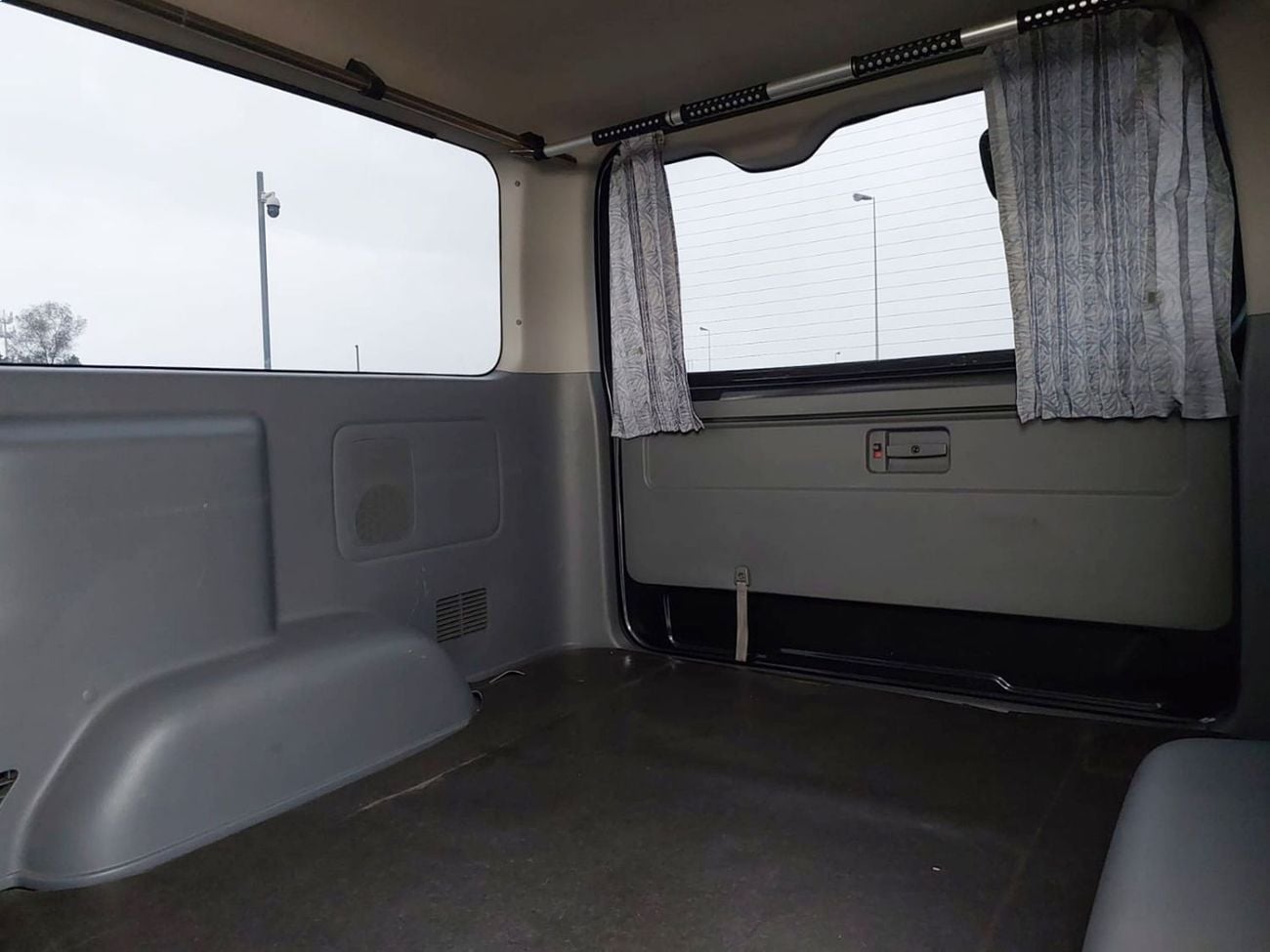 Toyota Hiace TOYOTA HIACE VAN RHD 2005 MODEL 2.0 L PETROL AUTOMATIC(PM16078)