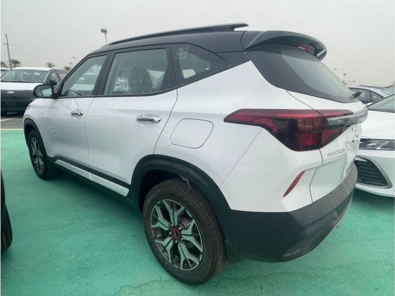 Kia Seltos 1.6 engine   with sun  roof push start 2024