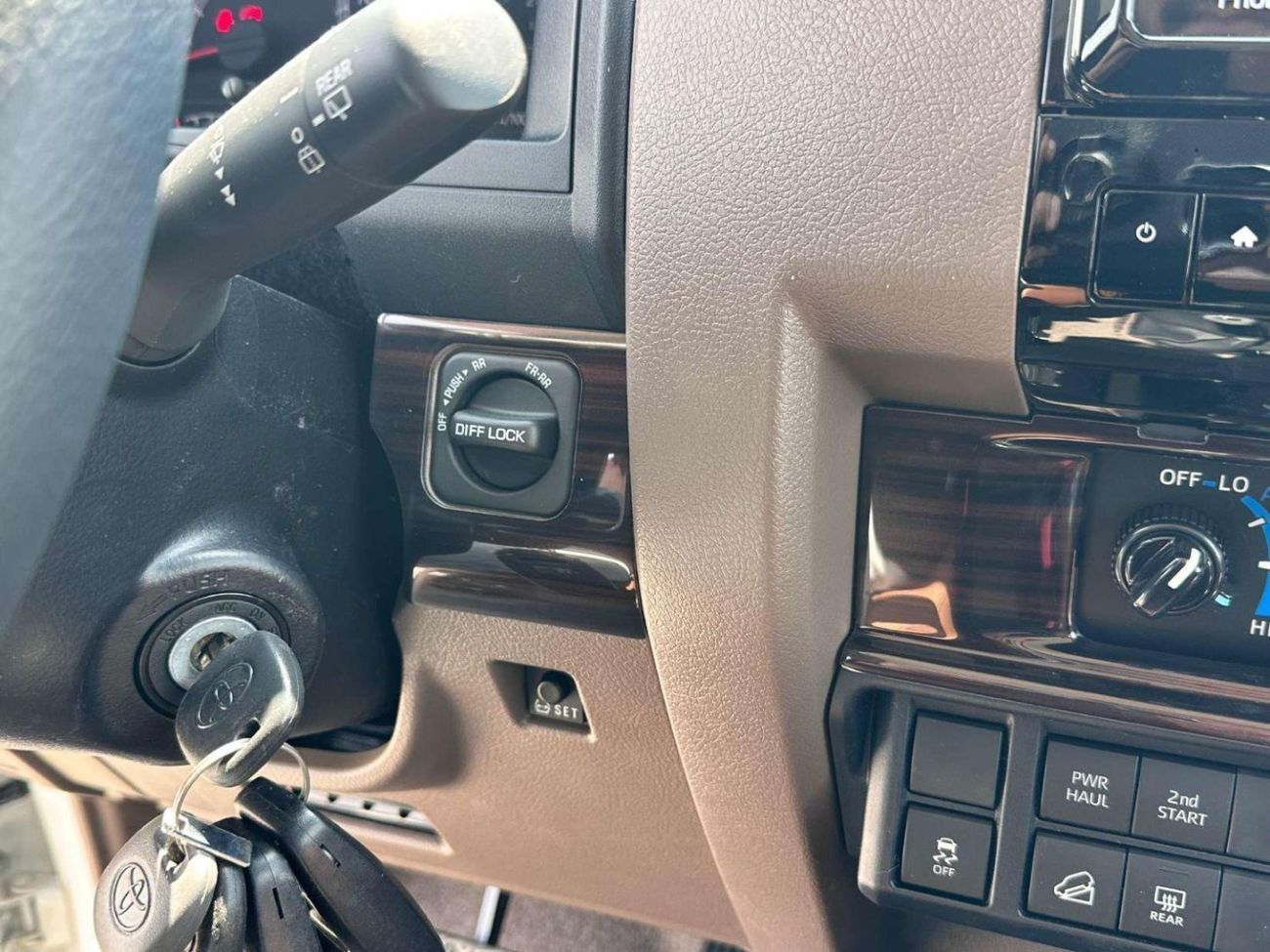 Toyota Land Cruiser 70 TOYOTA LAND CRUISER 71 2.8L 3DOOR 4WD SUV 2025