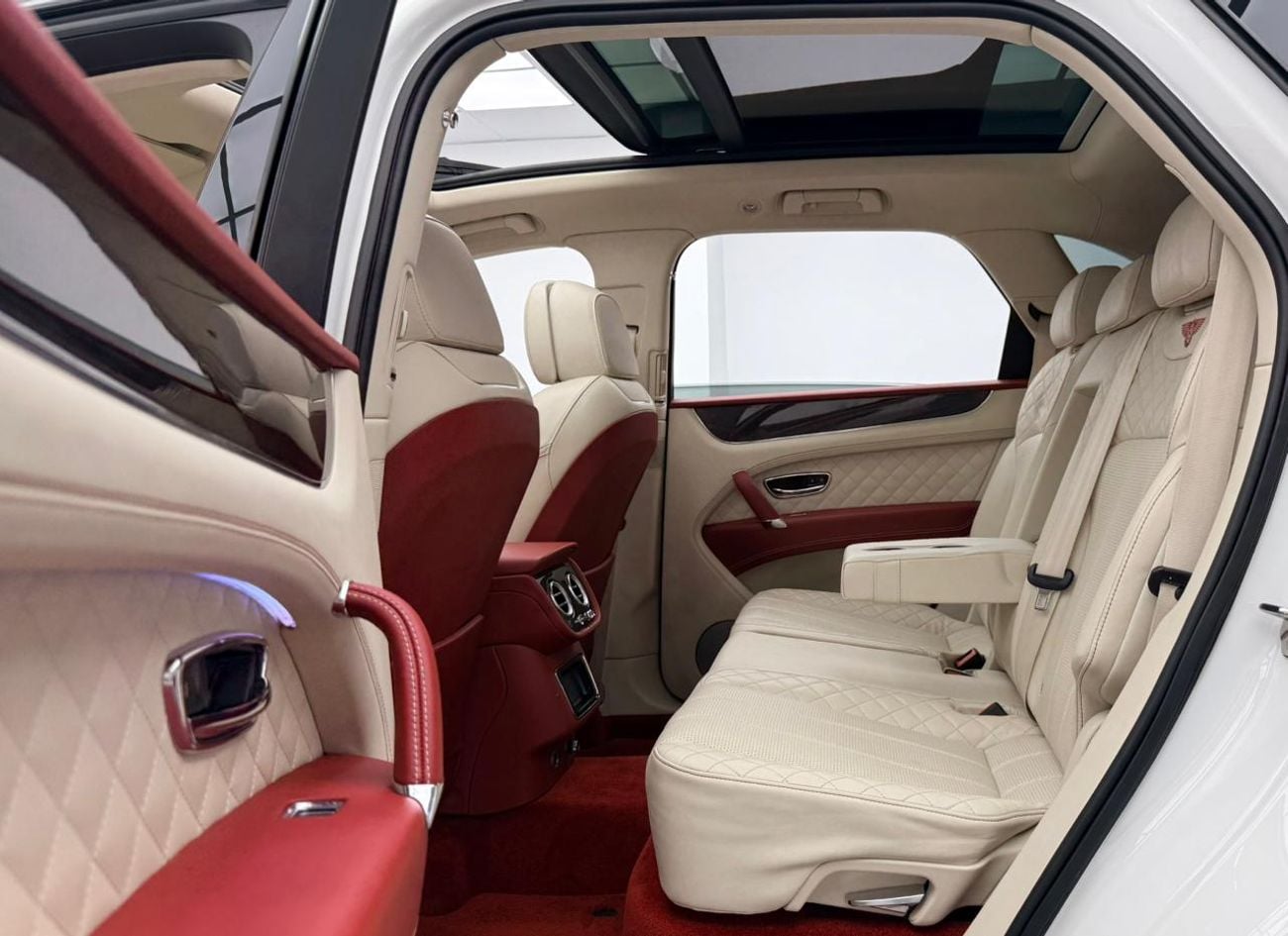 Bentley Bentayga STD 2019 Bentley Bentayga V8, 1 Year Warranty, Full Service History, Carbon Fibre Package, Japanese