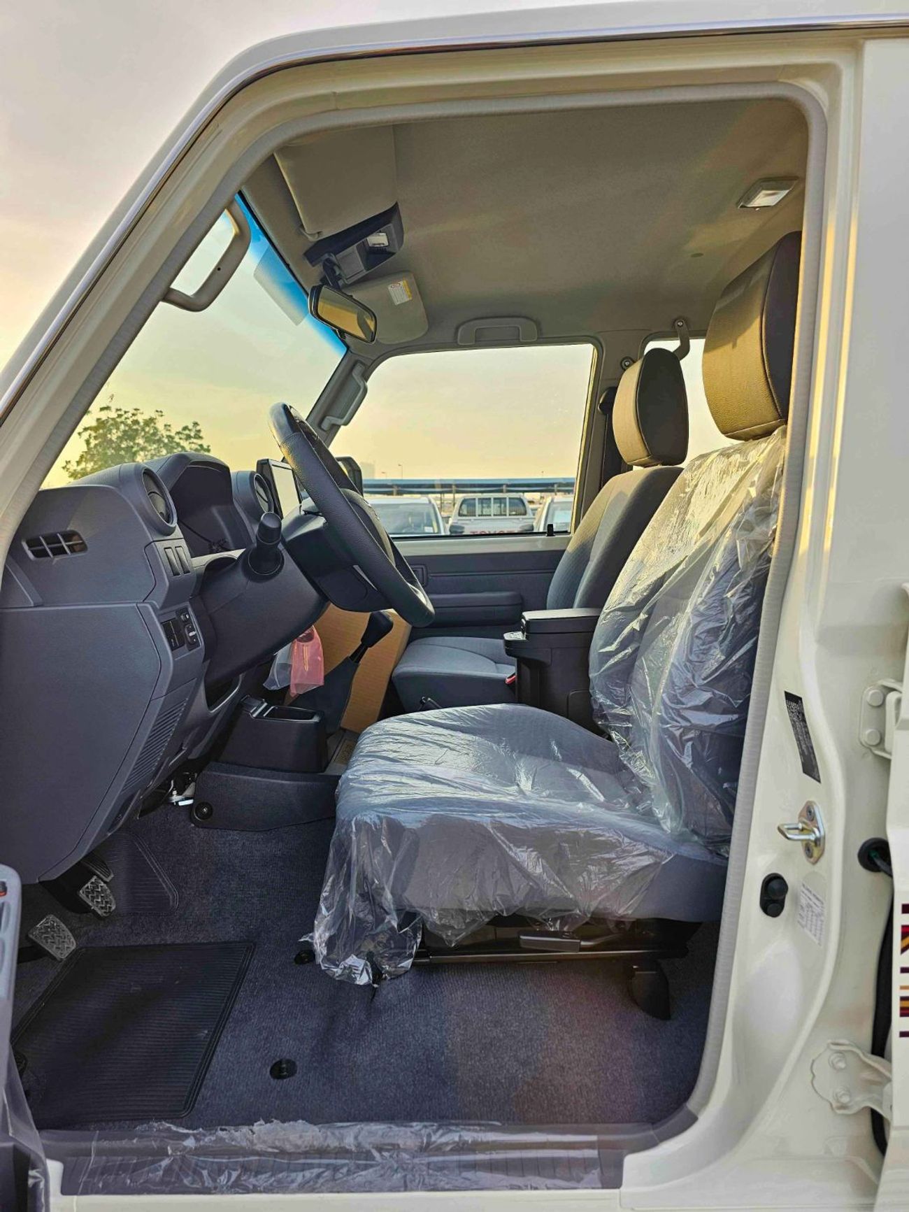 تويوتا لاند كروزر 70 LX LC76 / 2.8L MANUAL V4 DIESEL / DVD+CAMERA / PWR WINDOWS & LOCKS (CODE # 76DMS)