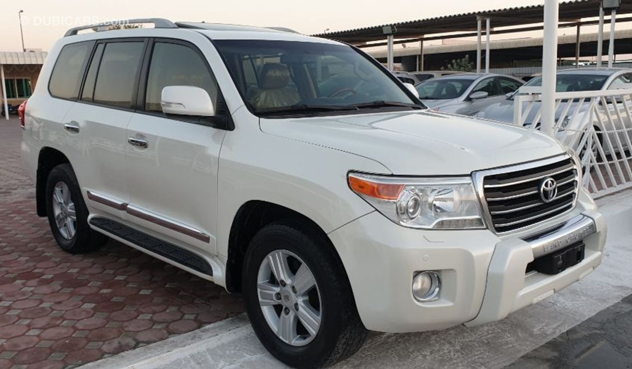 Toyota Land Cruiser تويوتا لاند كروزر موديل 2013 بحالة ممتازة 6 سلندر