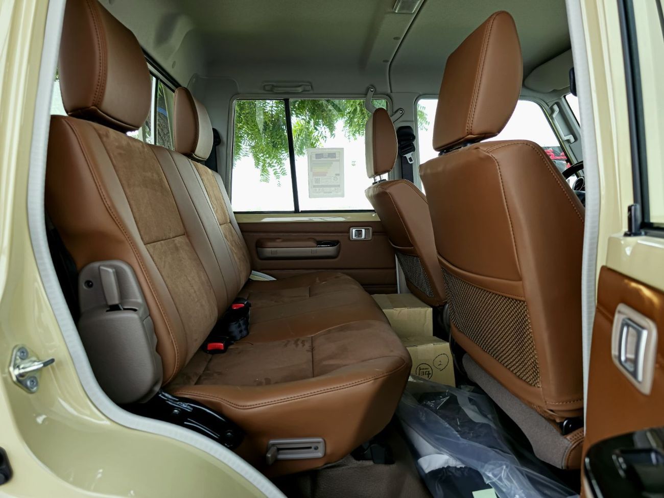 تويوتا لاند كروزر بيك آب TOYOTA LC79 PETROL DOUBLE CABIN 4.0 - FULL OPTIONS - AT - 2025 - BEIGE - OMANI