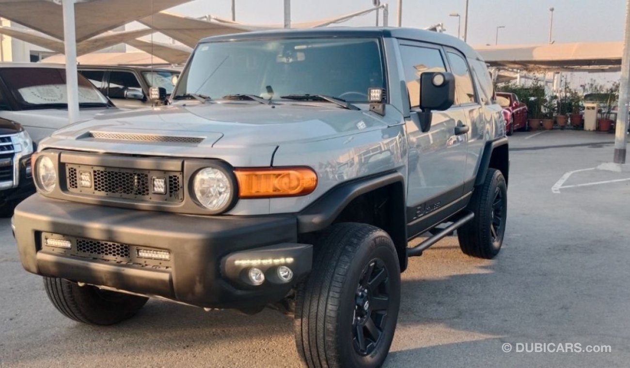 Toyota FJ Cruiser VXR Car is very clean no accident original paint car is like new