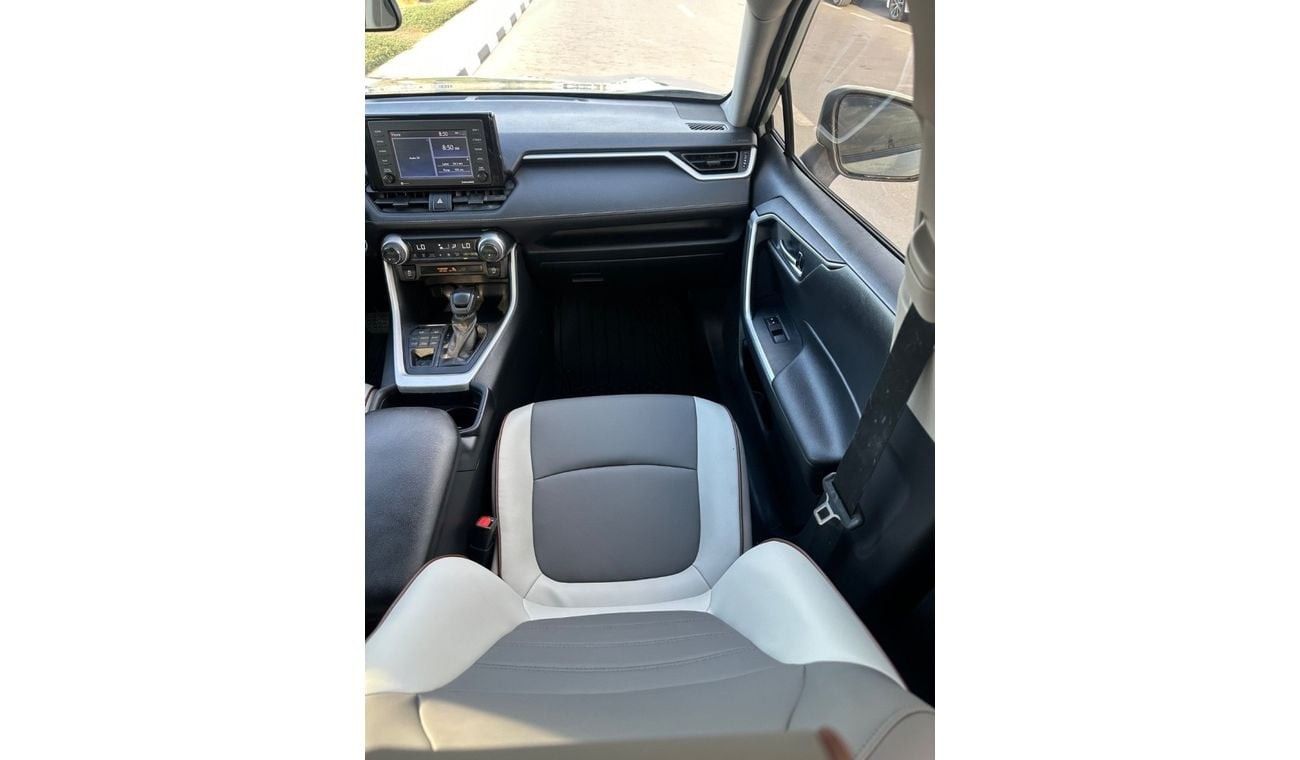 Toyota RAV4 XLE 4WD push start, leather seats,