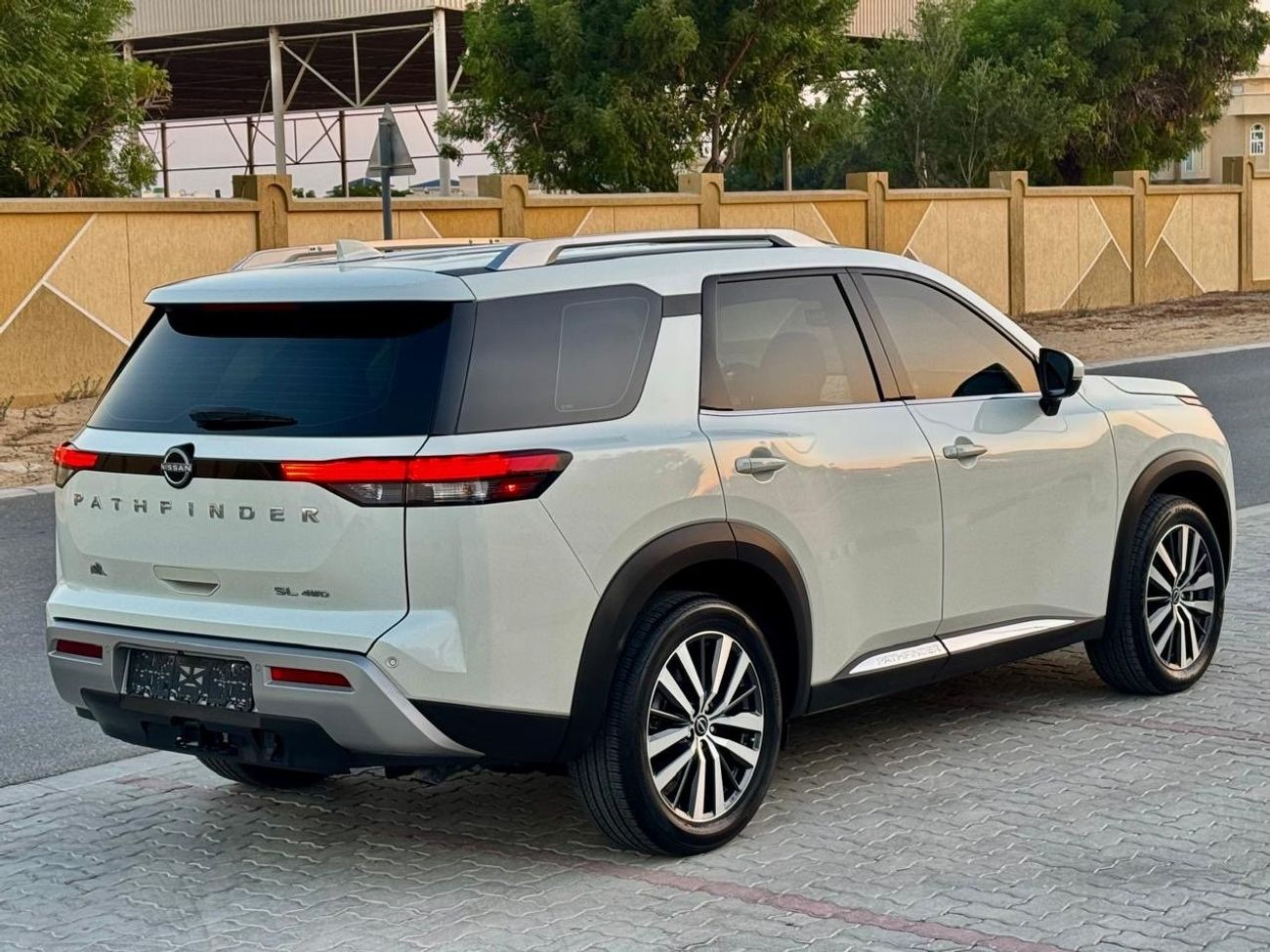 نيسان باثفايندر Pathfinder SL full option top of range GCC. Specs. Free accident.