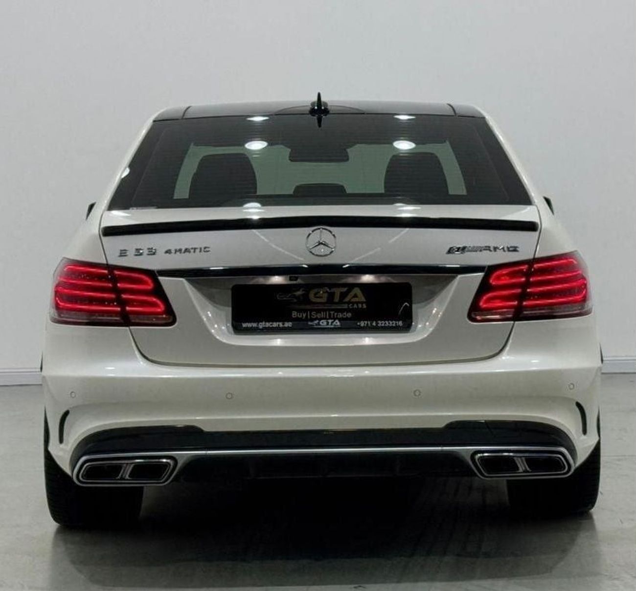 مرسيدس بنز E 63 AMG Std 5.5L 2014 Mercedes Benz E63 AMG 4MATIC, Service History, Full Options, Carbon Fiber Package. GCC