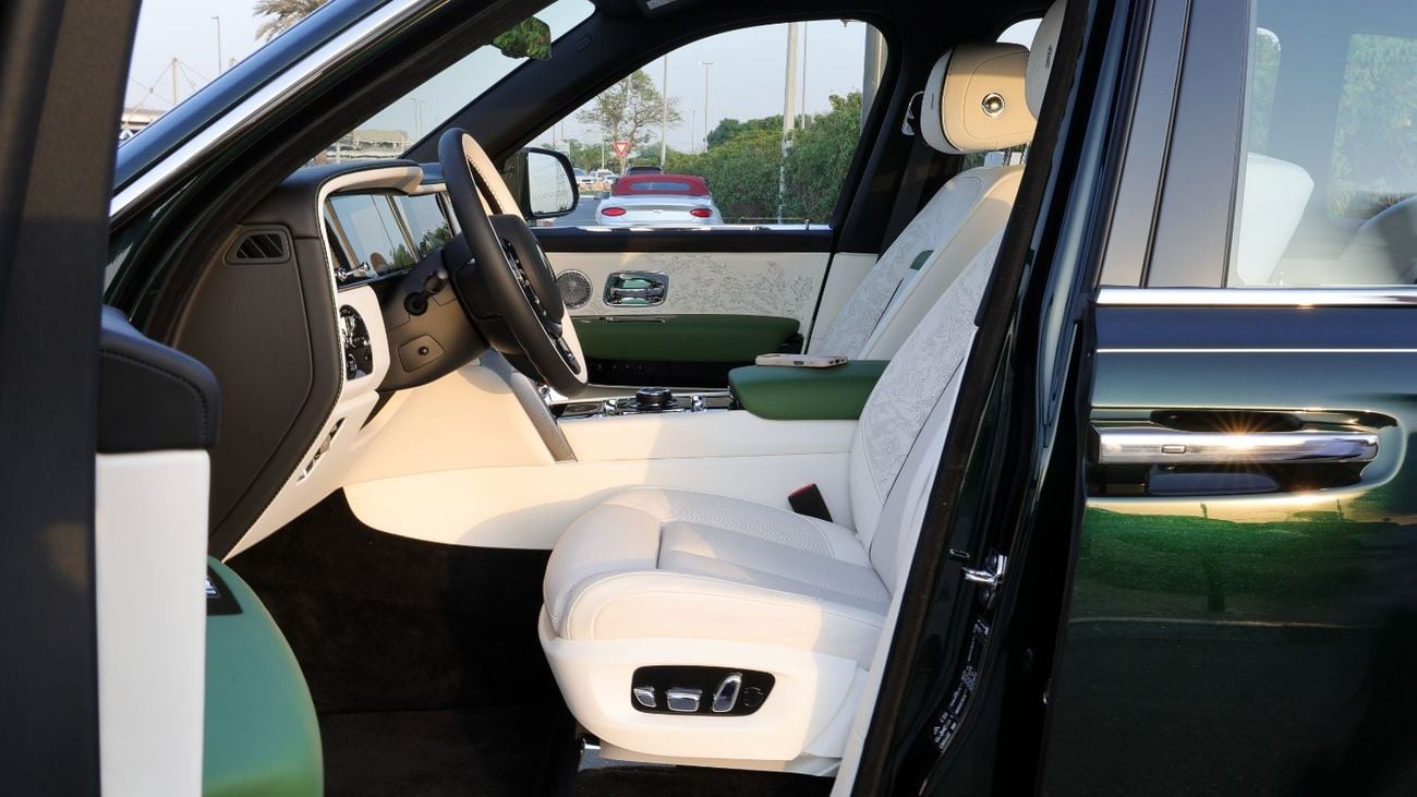 Rolls Royce Cullinan STANDARD Rolls Royce Cullinan - Silver Badge - 2026
