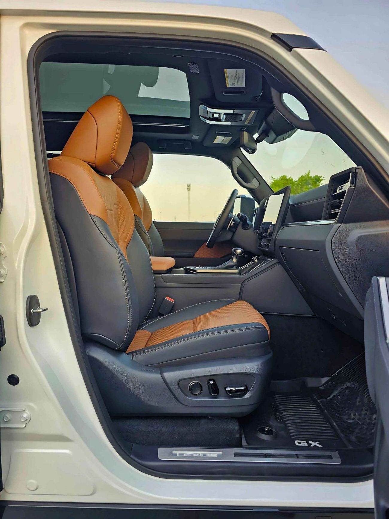 Lexus GX550 LUXURY/3.5L V6 4WD PETROL/FULL OPTION/ 14" TOUCHSCREEN DISPLAY, PANORAMIC ROOF, FRONT & REAR CAMERAS