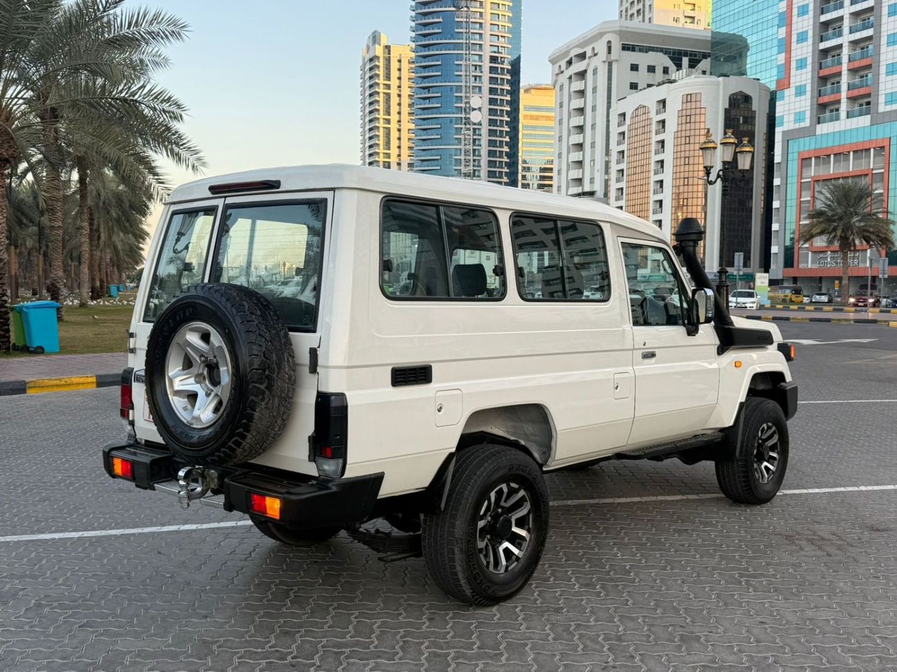 تويوتا لاند كروزر 70 Toyota landcruise Hard Top 2022MODEL Engine 4.5 Diesel v8 colour white Transmission Manual Interior 