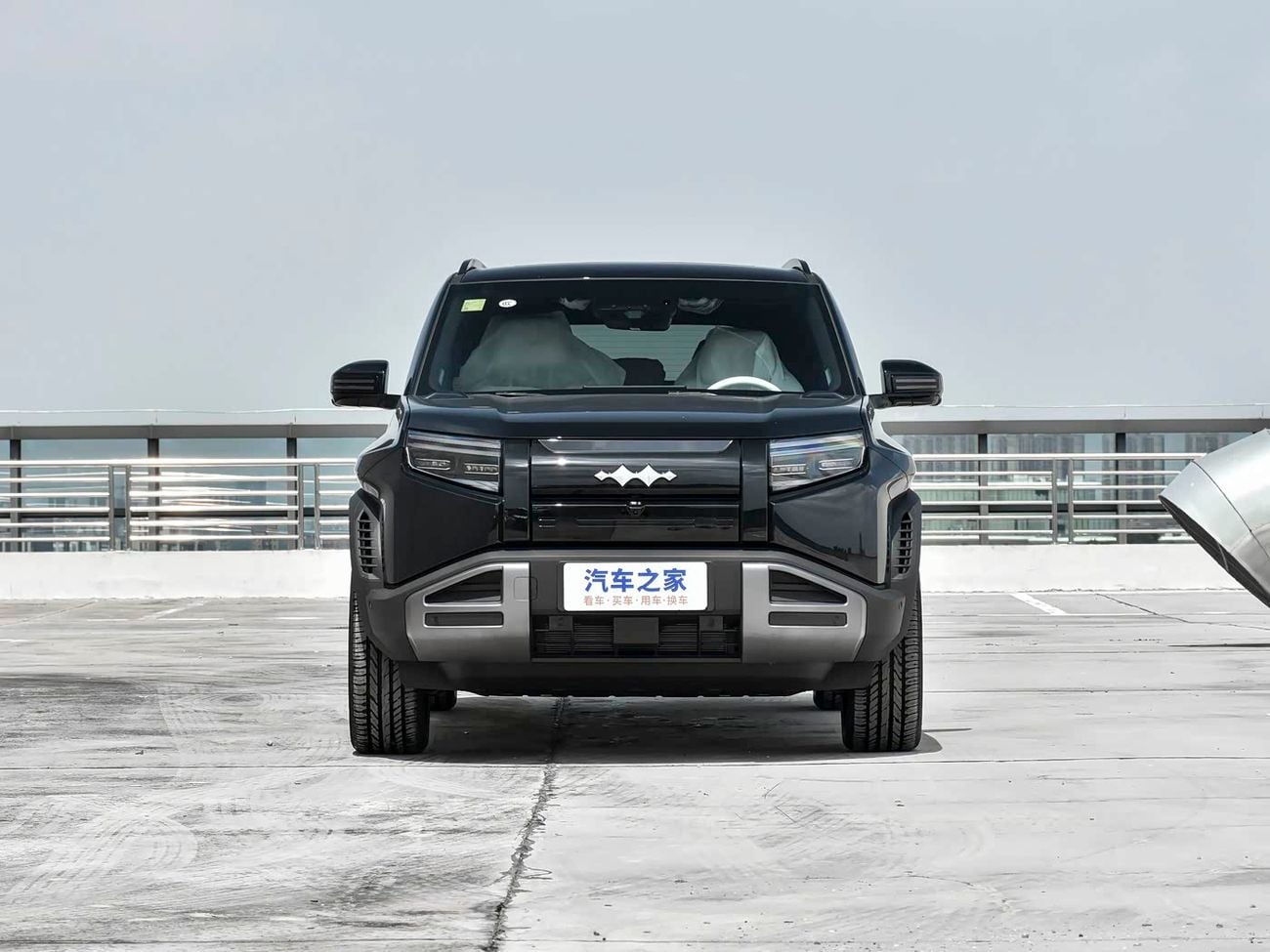 بي واي دي Leopard 3 TITANIUM Featuring the letter "T", a top speed of 501 km/h, and a four-wheel drive super-powerful ve