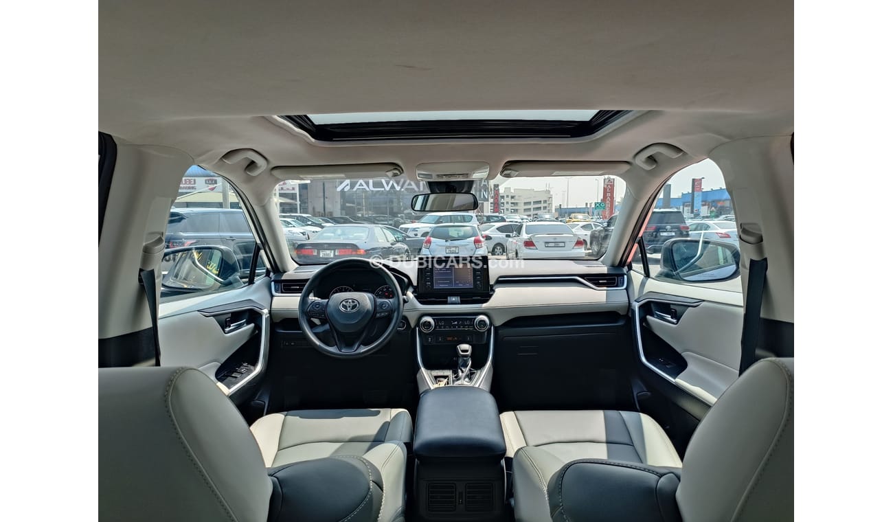 تويوتا راف ٤ XLE FULL SUNROOF / 1 YEAR WARANTY */ REGISTERATION / INSURANCE FREE (LOT # 41046)