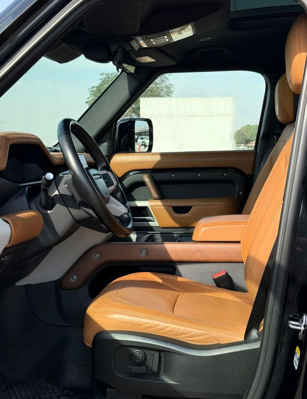 Land Rover Defender P400 110 HSE 3.0L (5 Seater) LAND ROVER DEFENDER HSE P400 | YEAR: 2023 | GCC SPECS | KMS: 121,000 |