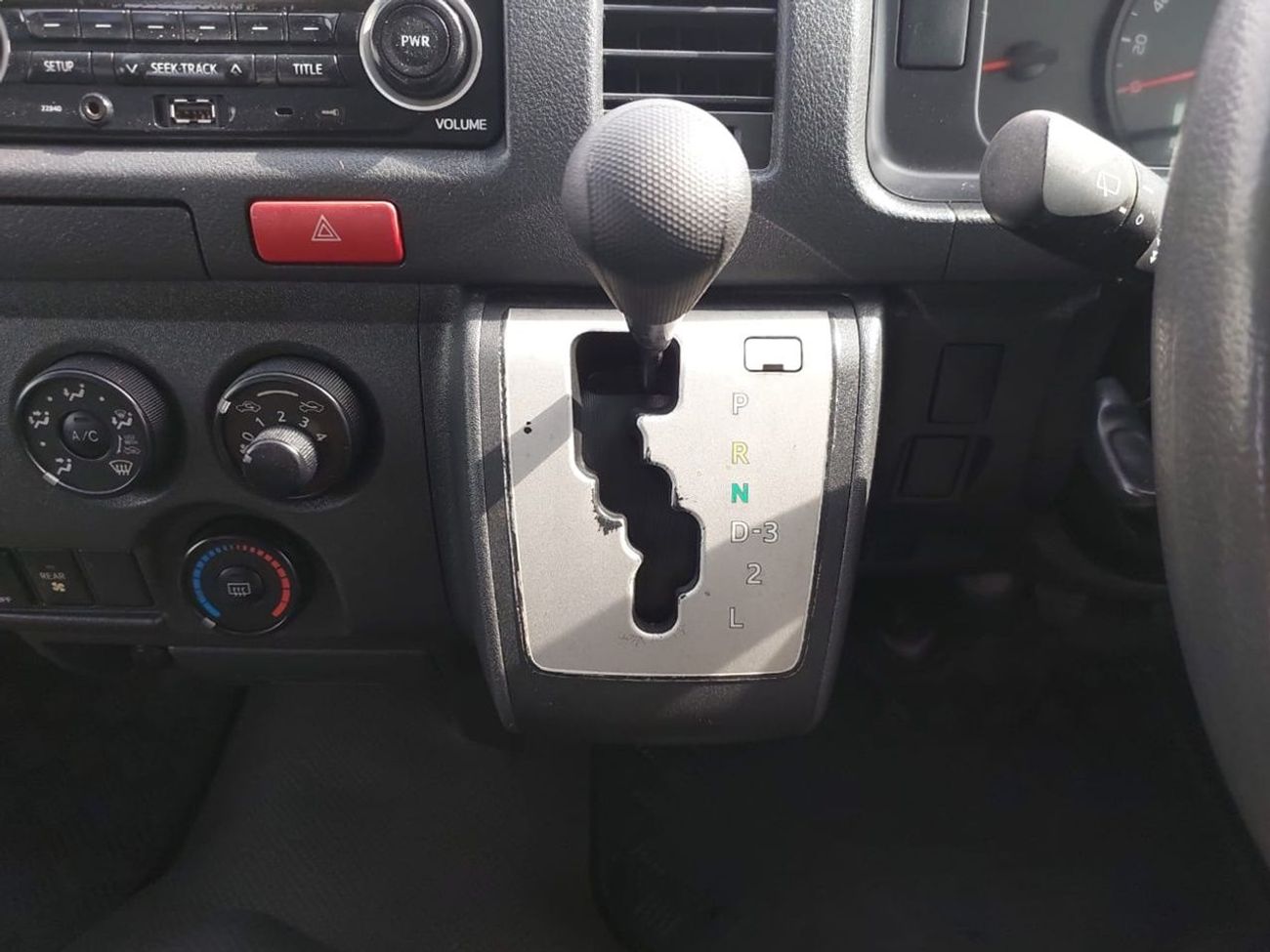 تويوتا هاياس TOYOTA HIACE COMMUTER VAN RHD 2015 MODEL 3.0 L DIESEL AUTOMATIC(PM23061)