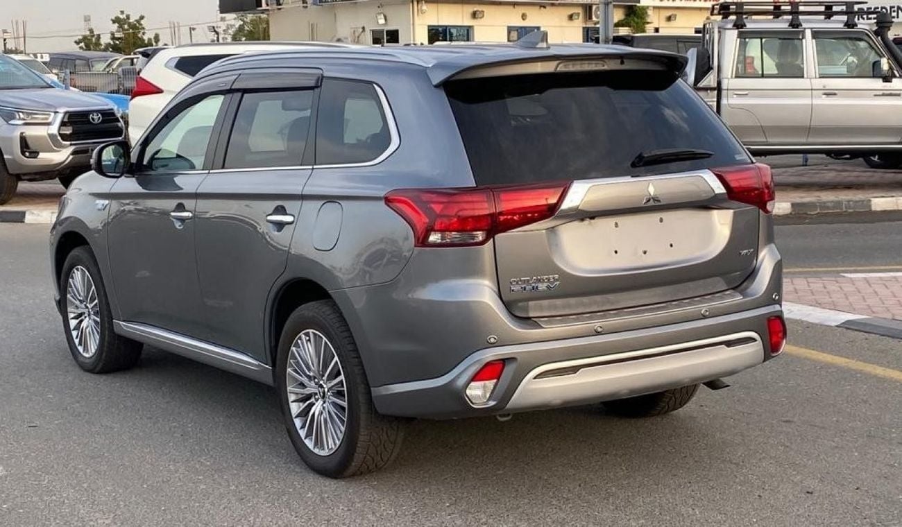 ميتسوبيشي آوتلاندر PHEV 2.4 Liter Right Hand Drive Automatic Sunroof Leather seats