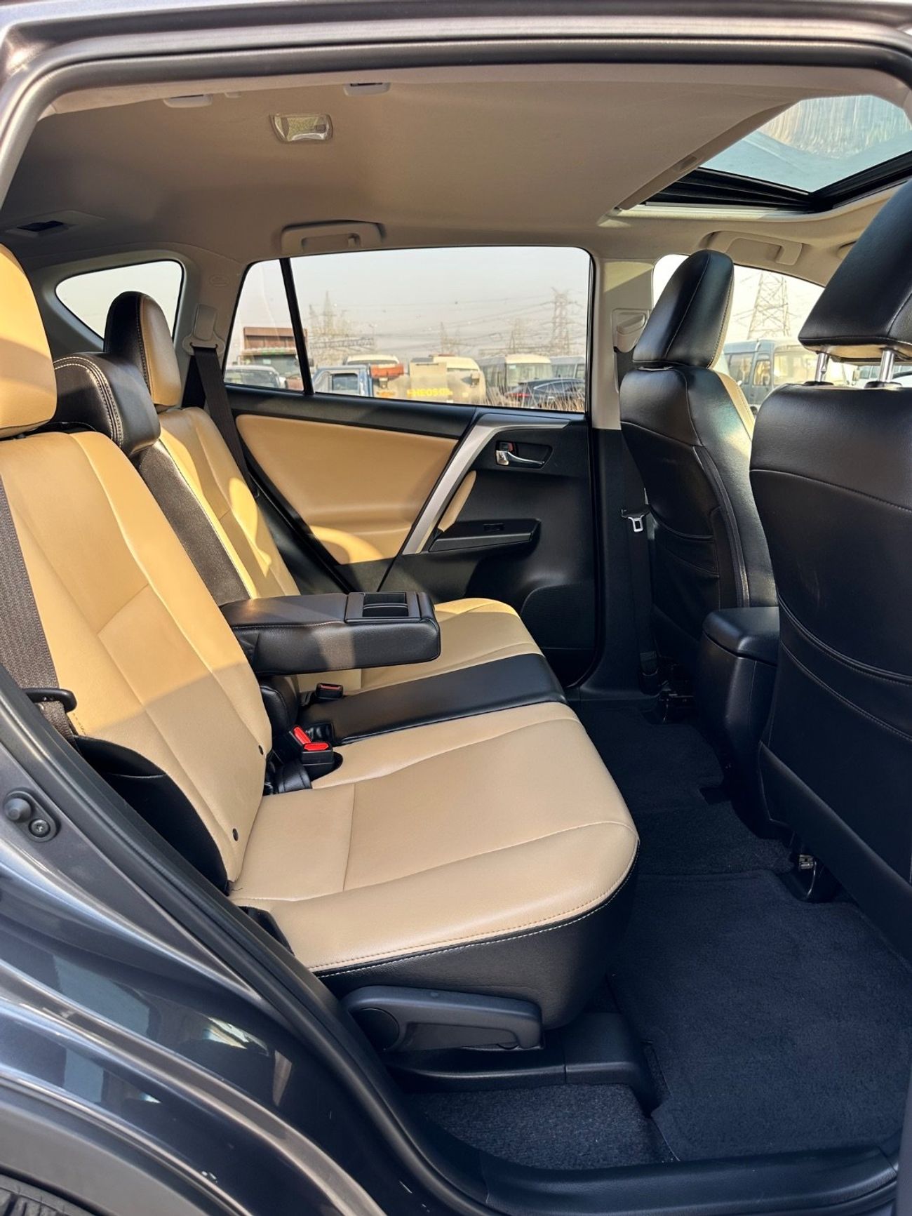 Toyota RAV4 XLE premium Sunroof,Push start,Leather seats